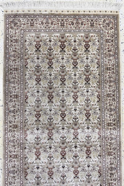 27049377a - Hereke Seide fein, China, Ende 20.Jhd., reine Naturseide, ca. 303 x 79 cm, ca. 1,0 Mio. ...