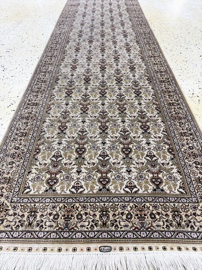 27049377e - Hereke Seide fein, China, Ende 20.Jhd., reine Naturseide, ca. 303 x 79 cm, ca. 1,0 Mio. ...