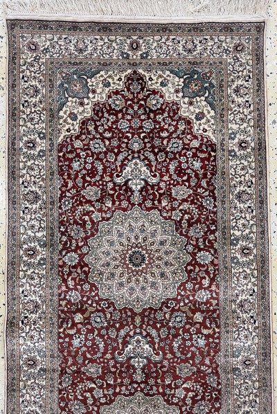 27049378a - Hereke Seide fein, China, Ende 20.Jhd., reine Naturseide, ca. 304 x 78 cm, EHZ: 1-2 ...