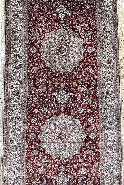 27049378b - Hereke Seide fein, China, Ende 20.Jhd., reine Naturseide, ca. 304 x 78 cm, EHZ: 1-2 ...