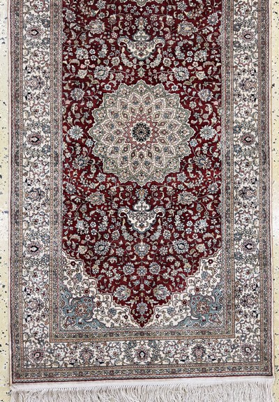 27049378c - Hereke Seide fein, China, Ende 20.Jhd., reine Naturseide, ca. 304 x 78 cm, EHZ: 1-2 ...