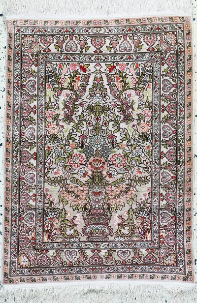 Image Hereke Seide fein, sign., Türkei, Ende 20.Jhd., reine Naturseide, ca. 87 x 63 cm, ...