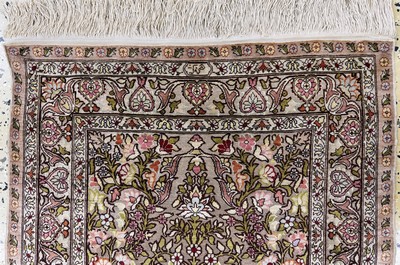 27049382a - Hereke Seide fein, sign., Türkei, Ende 20.Jhd., reine Naturseide, ca. 87 x 63 cm, ...