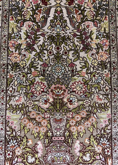 27049382c - Hereke Seide fein, sign., Türkei, Ende 20.Jhd., reine Naturseide, ca. 87 x 63 cm, ...