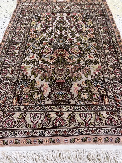 27049382d - Hereke Seide fein, sign., Türkei, Ende 20.Jhd., reine Naturseide, ca. 87 x 63 cm, ...