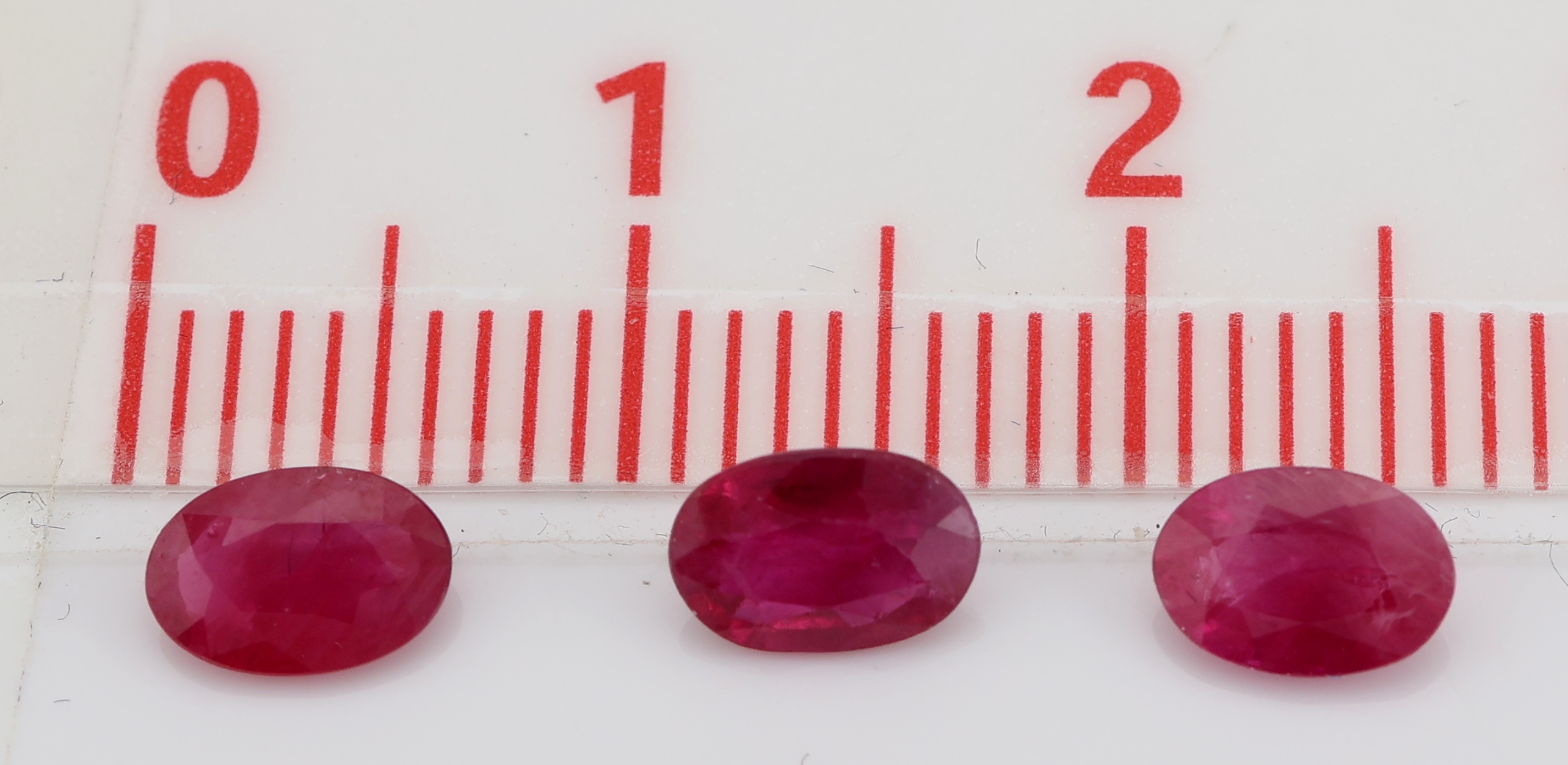 Detail a: Lot lose Rubine, zus. ca. 12.91 ct, ovalfacett. in versch. Größen und Farbnuancen,Ausfassware