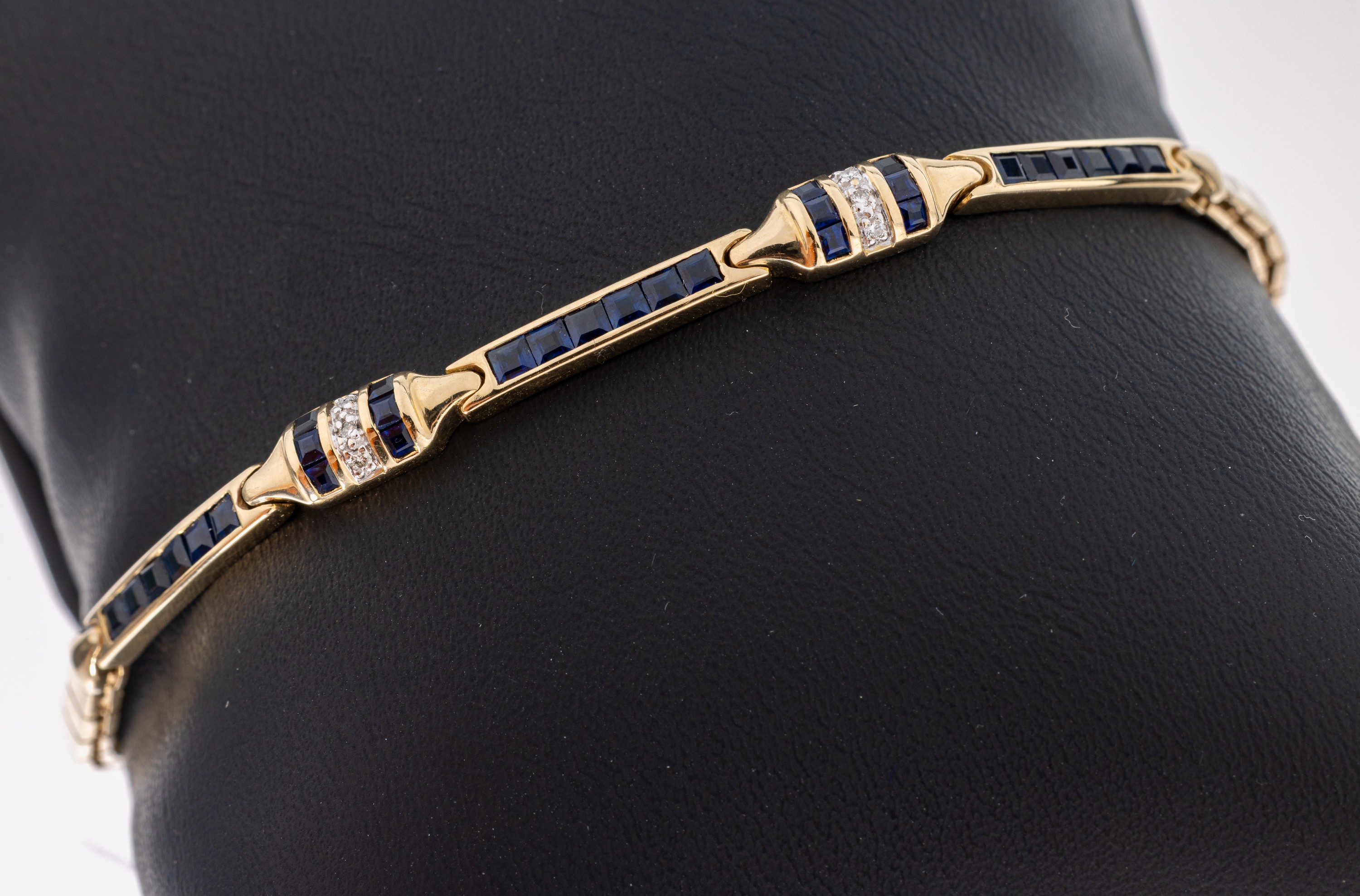Image 27049408 - 14 kt gold sapphire-brilliant-bracelet , YG 585/000, 30 sapphire-squares total approx. ...