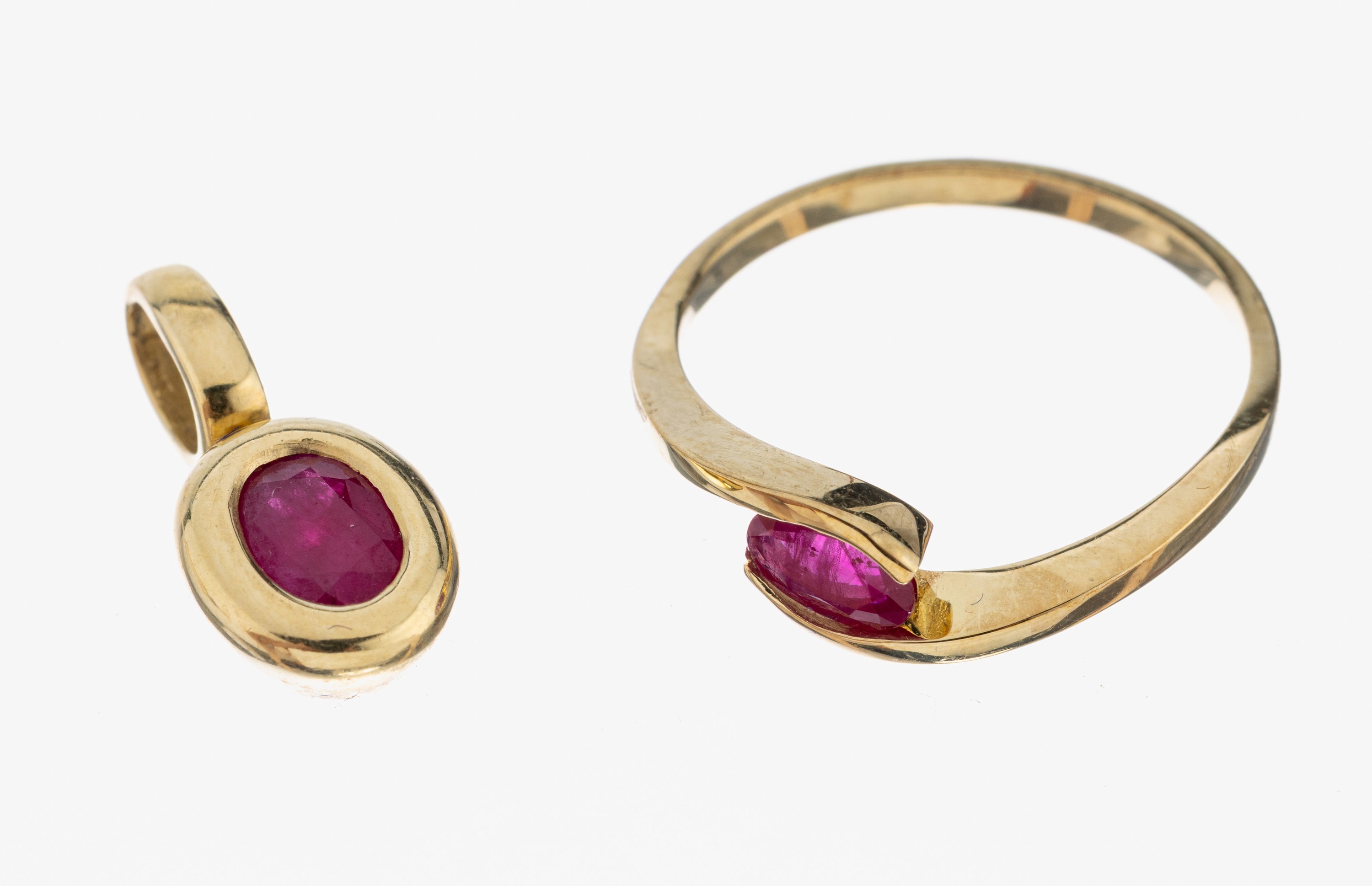 Image 27049409 - 14 kt Gold Rubin-Konvolut, GG 585/000, best. aus: 1 Ring, RW 58, ovalfacett. Rubin ca. ...