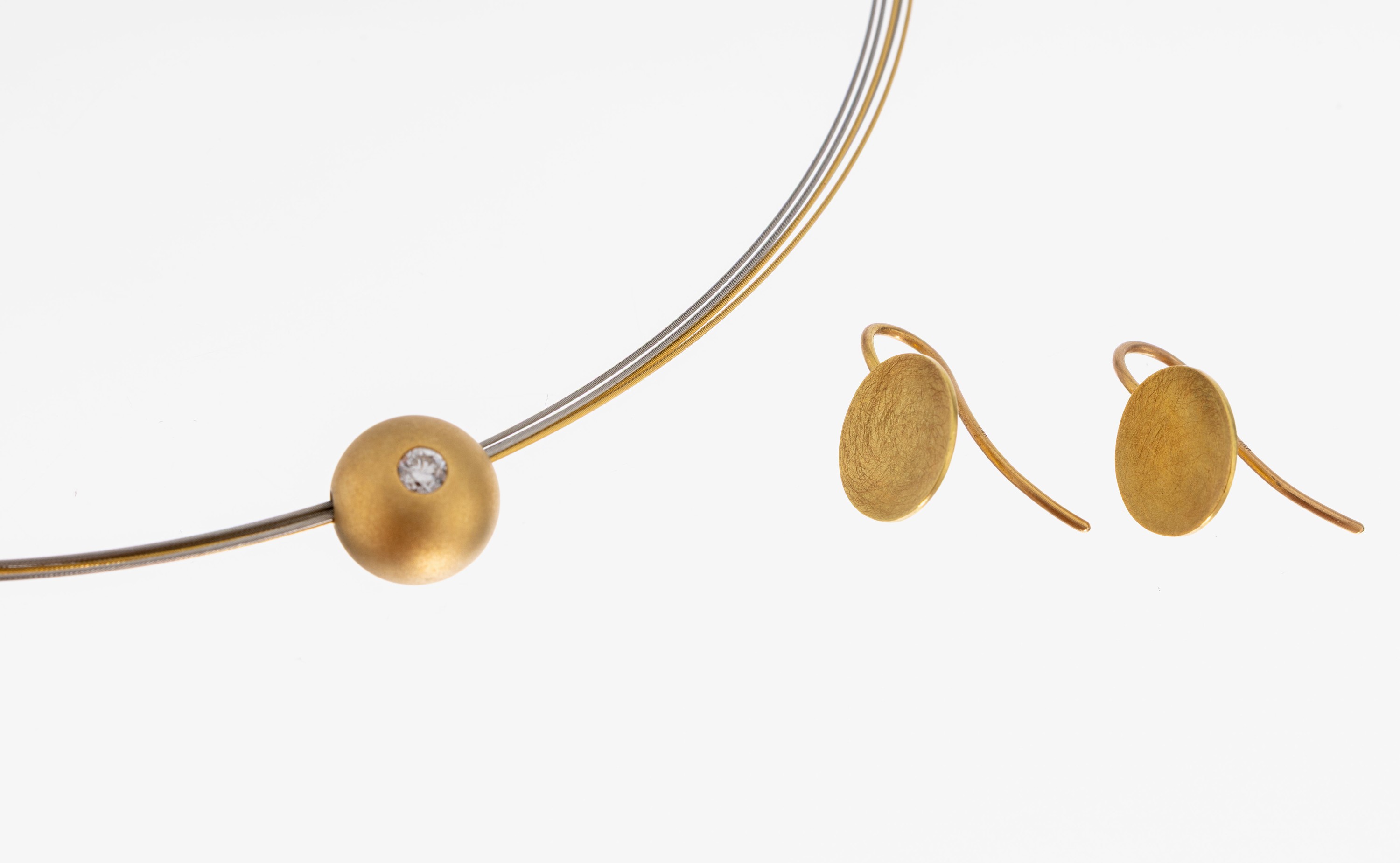 Image 27049410 - 18 kt Gold Brillant-Kugelanhänger, GG 750/000, Brillant ca. 0.23 ct (grav.) feines ...