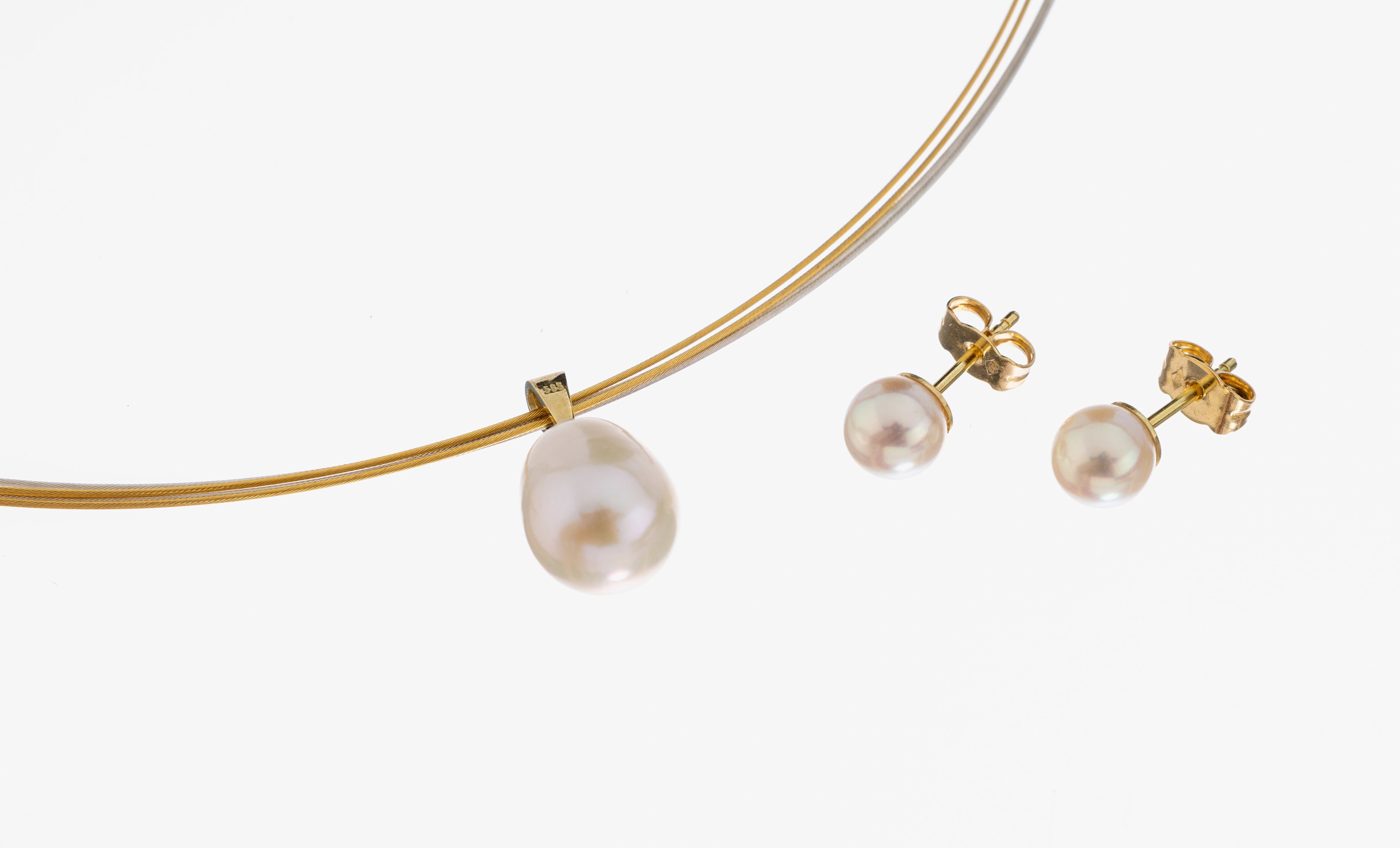 Image 27049417 - 14 kt gold pearl-lot , YG 585/000, comprisedof: 1 pendant, out-of-round cultured fresh ...