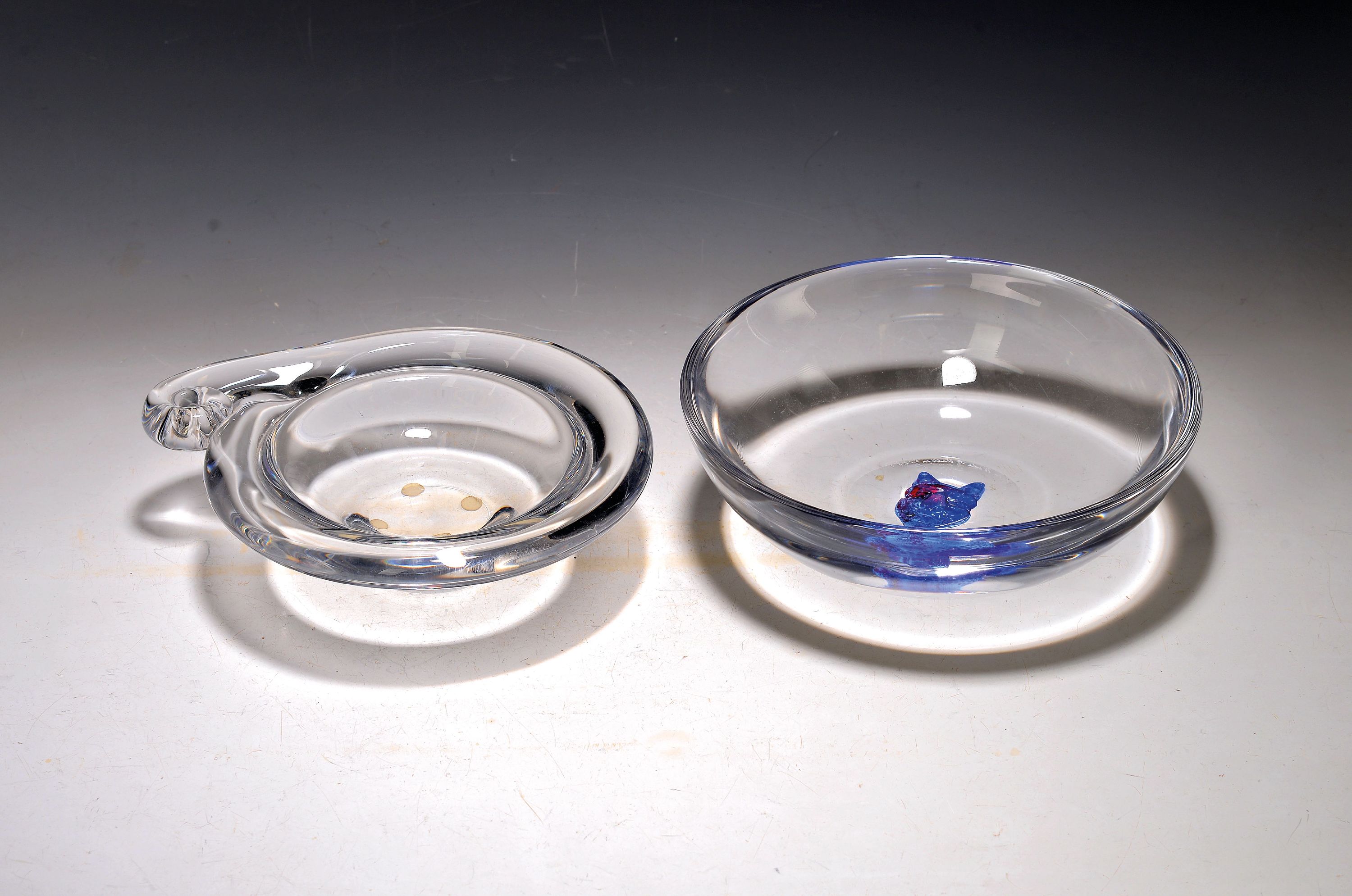 Image 27049437 - 2 glass bowls, Kosta Boda, Sweden, 1 of Bertil Vallien (1938-2018), Vallien: blue/red ...