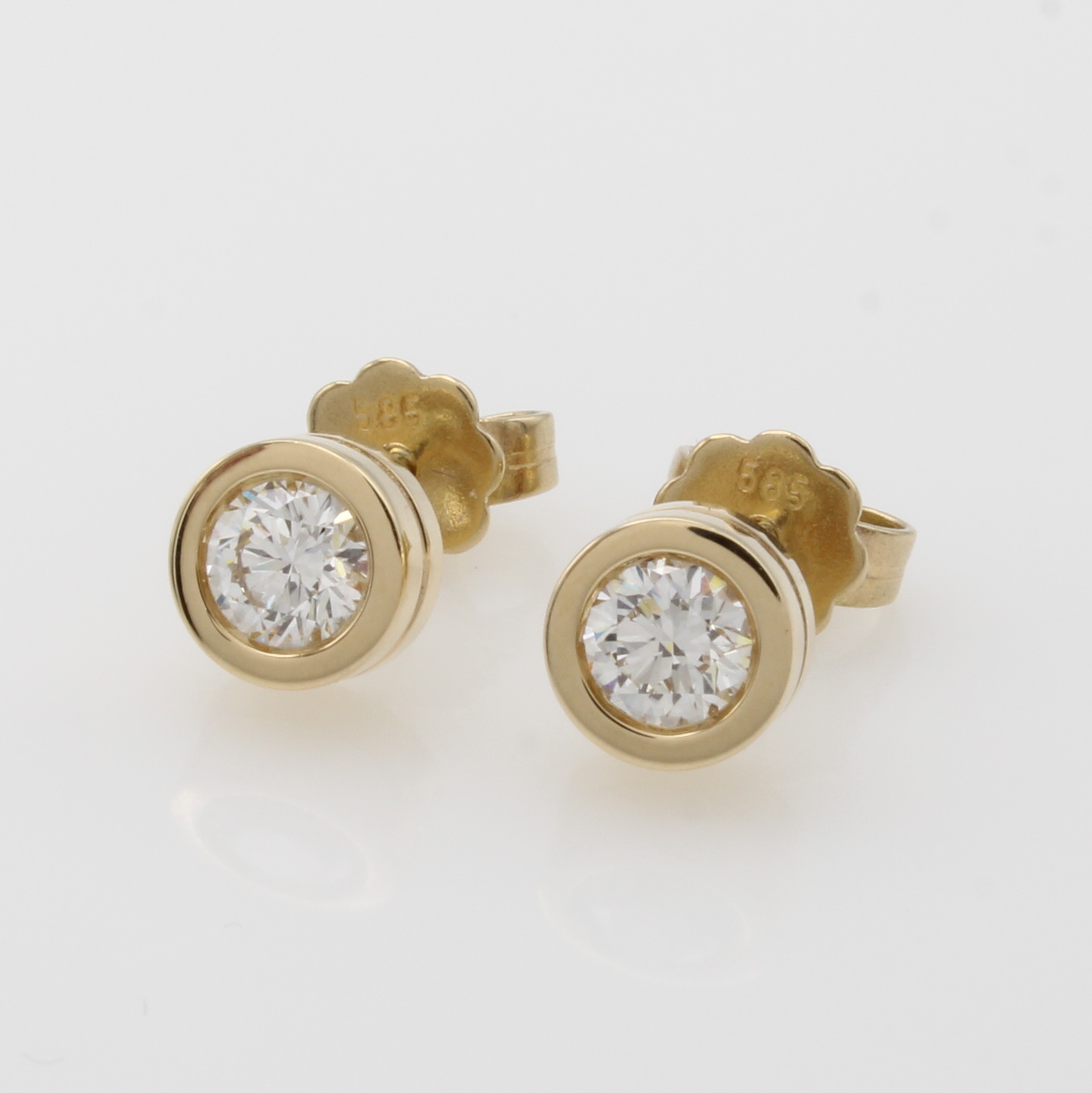 Image 27049446 - Paar Ohrstecker mit Brillanten, GG 585/000, 2 Brill. in breiten Fassungen zus. ca. 0.70 ...