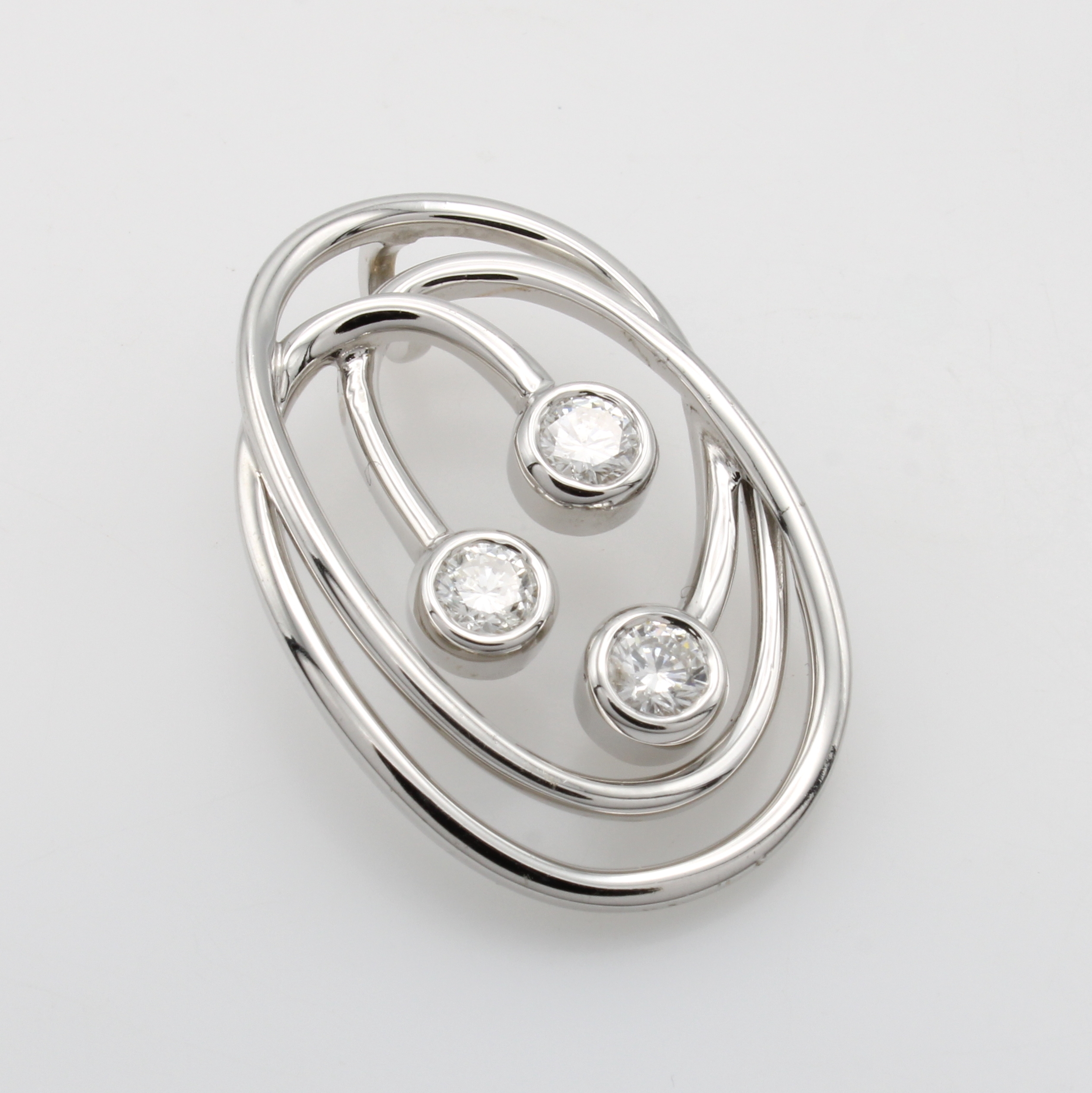 Image 27049472 - Anhänger mit Brillanten, WG 750/000, verschlungene, ovale Optik, 3 Brill. in Zargenf. ...