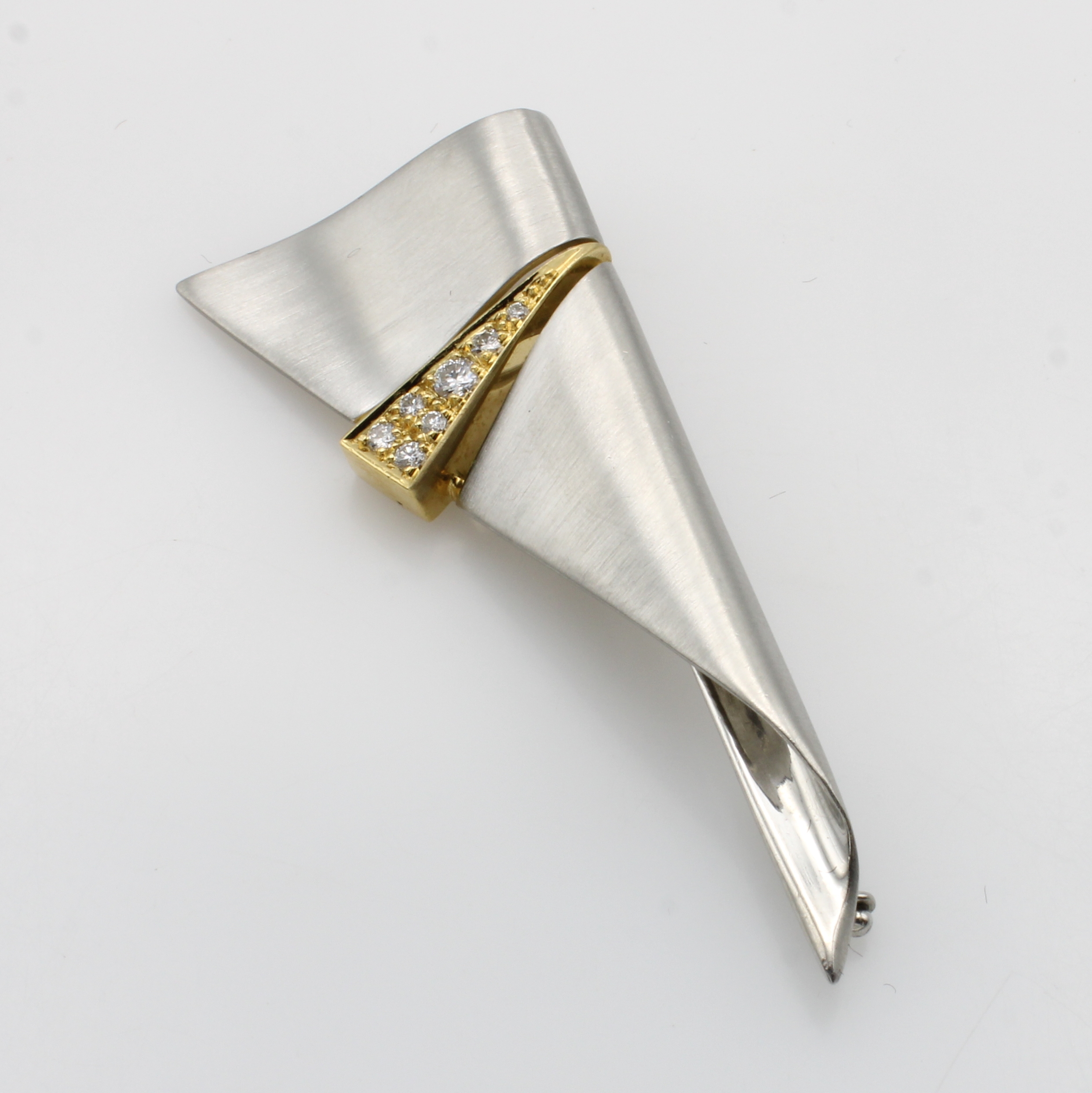 Image 27049476 - Brosche mit Brillanten, 950er Platin u. GG 585/000, Pt. matt., überschlagene, anged. ...