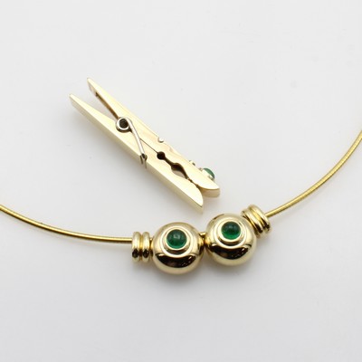 27049478a - Collier mit Smaragdanhängern und Brillant, GG 585/000, 2 runde Anhänger mit Smaragd- ...