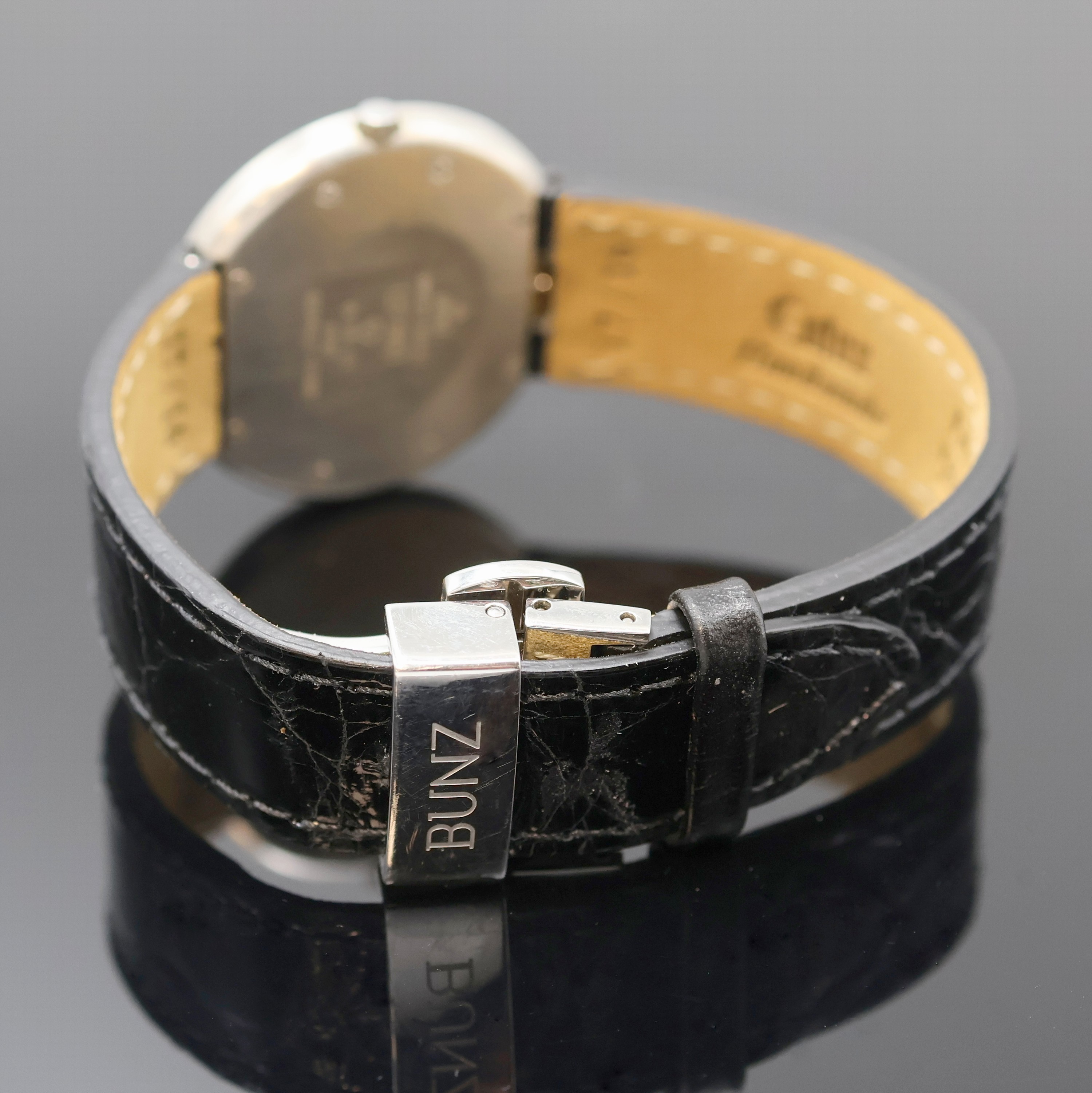 Detail c: BUNZ Platin Designer-Armbanduhr, Schweiz um 1995, quarz, 8-fach verschr. Gehäuse, Lederband m. orig. Stahl-Faltschl., Titan- Lünette m. 4 Diamanten ...