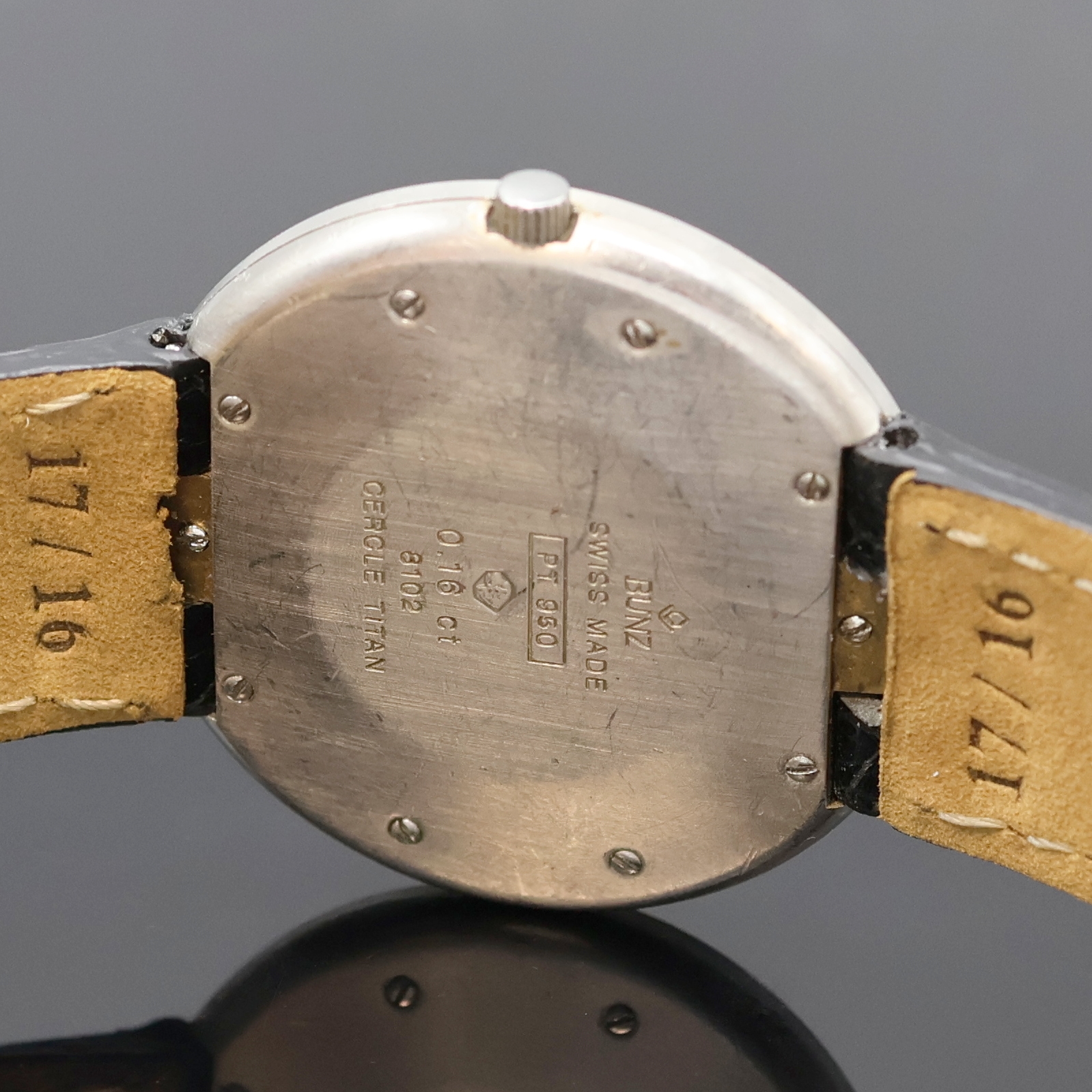 Detail e: BUNZ Platin Designer-Armbanduhr, Schweiz um 1995, quarz, 8-fach verschr. Gehäuse, Lederband m. orig. Stahl-Faltschl., Titan- Lünette m. 4 Diamanten ...