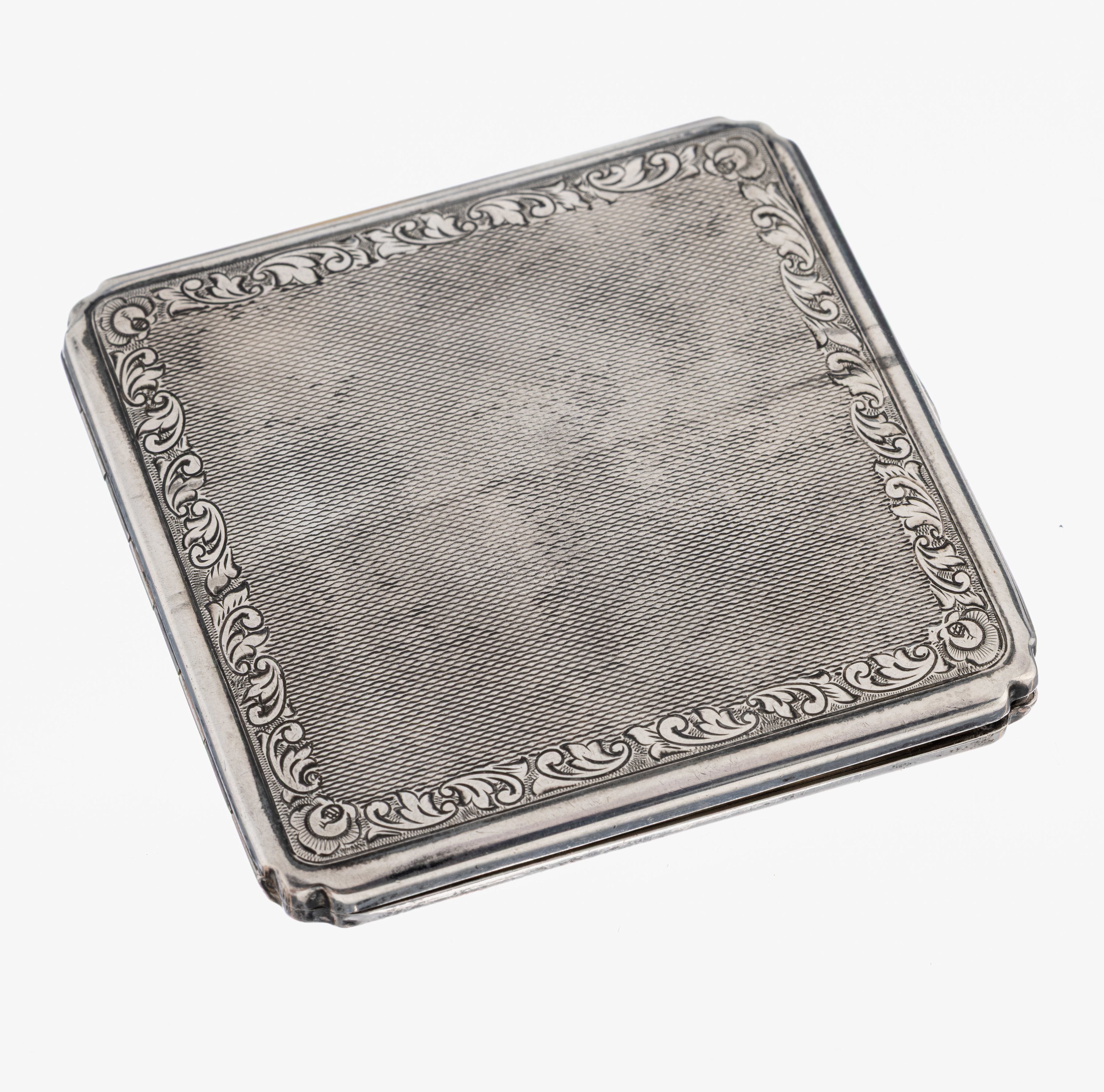 Puderdose, um 1900-1910, 835er Silber, quadratische Grundform, Oberfläche grav., Randmit Rocaillen, Voluten und Blüten, innen Spiegel, wohl orig., ...
