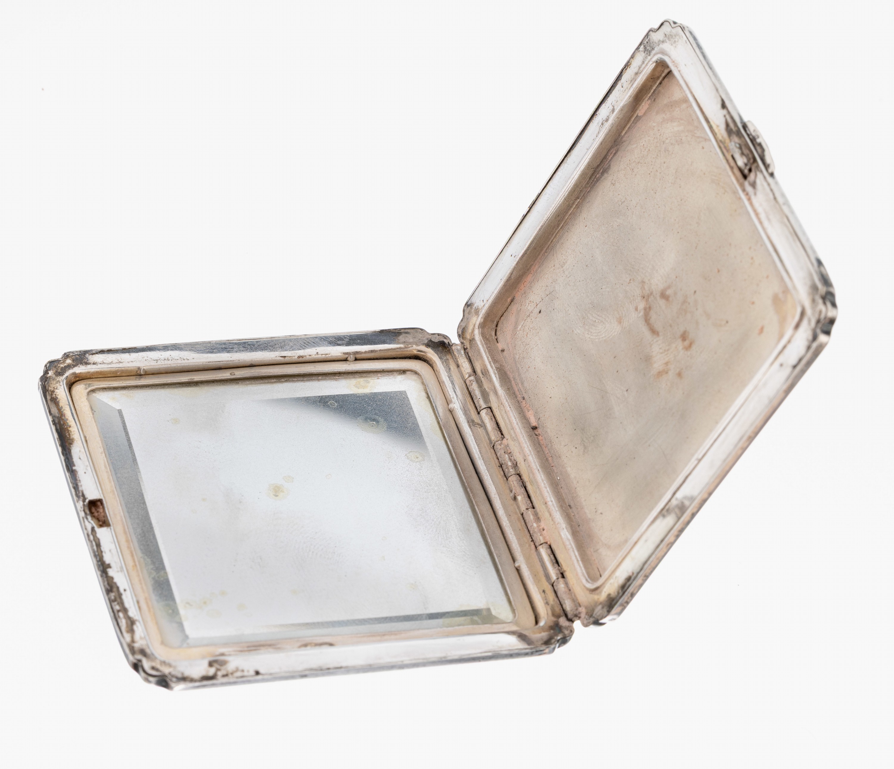 Detail a: Puderdose, um 1900-1910, 835er Silber, quadratische Grundform, Oberfläche grav., Randmit Rocaillen, Voluten und Blüten, innen Spiegel, wohl orig., ...