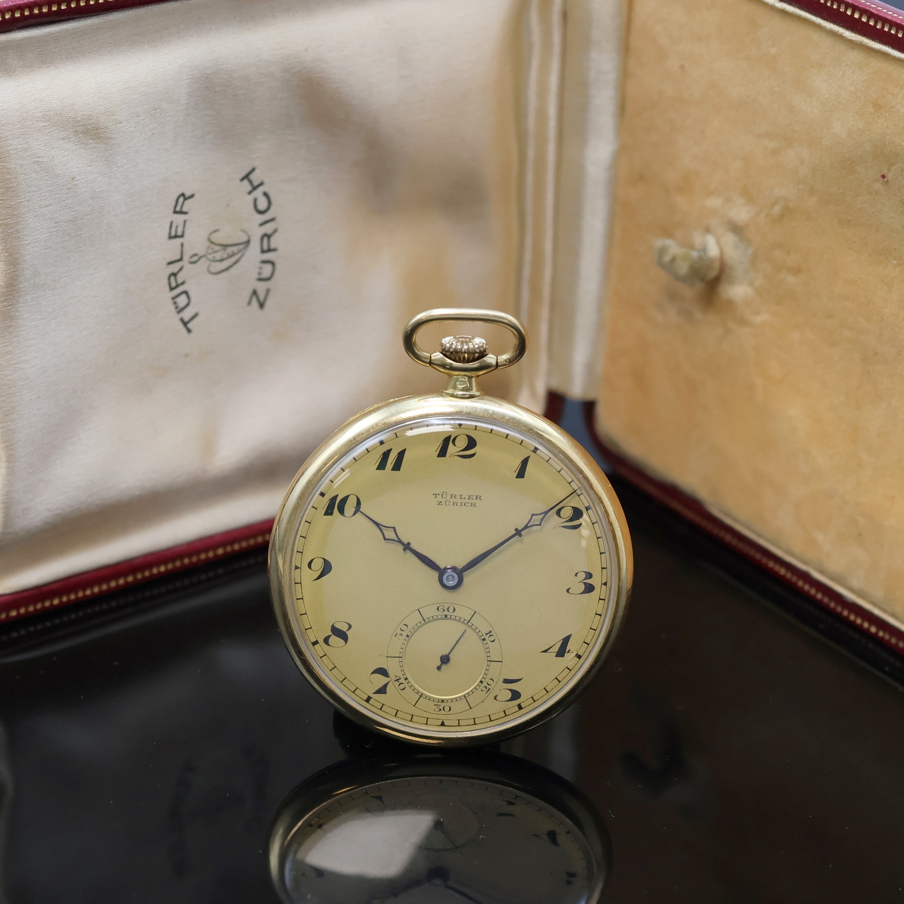 TÜRLER ZÜRICH offene Taschenuhr in GG 750/000, Schweiz um 1927, glattes Geh. l. dell., Rückdeckel innen m. Widmung, champagnerfarb. Zifferbl. m. ...
