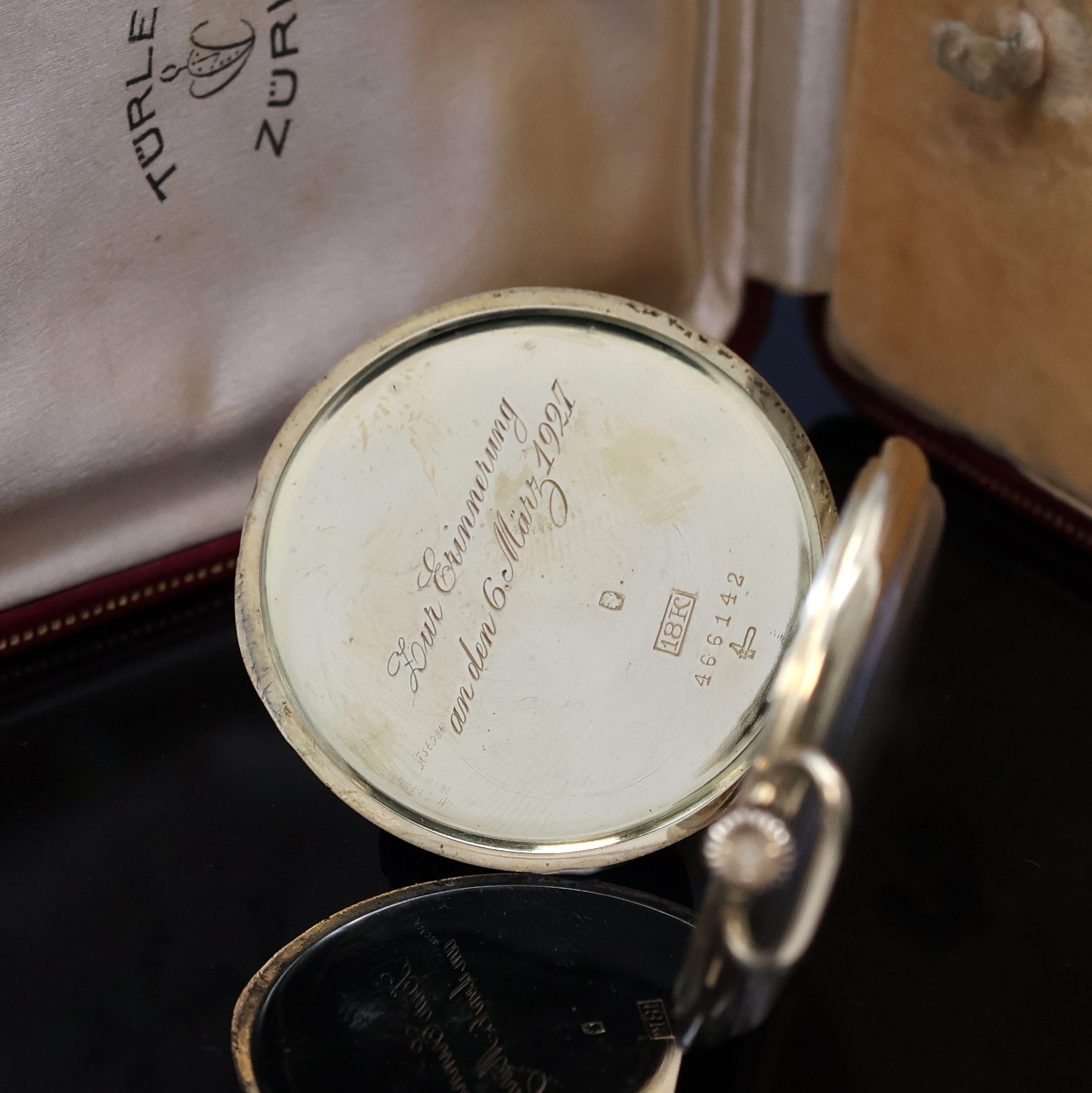 Detail b: TÜRLER ZÜRICH offene Taschenuhr in GG 750/000, Schweiz um 1927, glattes Geh. l. dell., Rückdeckel innen m. Widmung, champagnerfarb. Zifferbl. m. ...