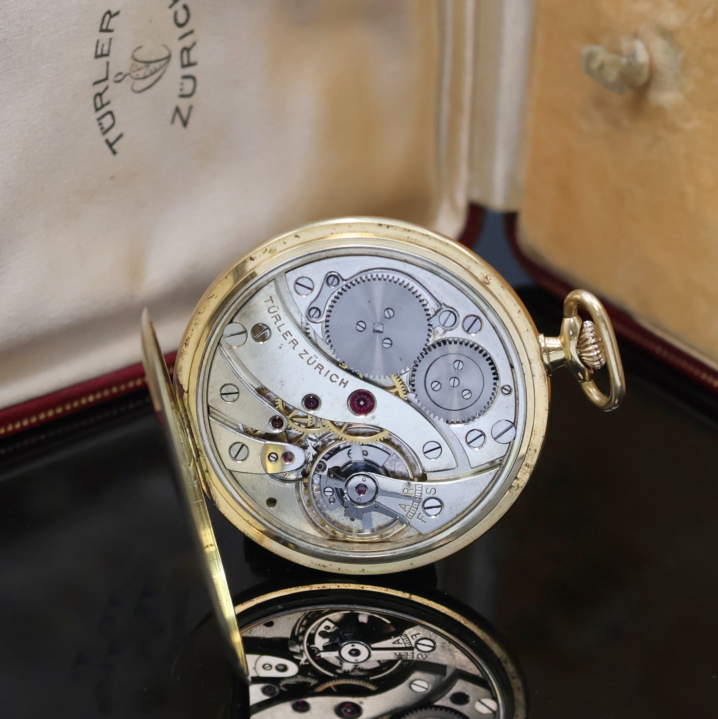 Detail c: TÜRLER ZÜRICH offene Taschenuhr in GG 750/000, Schweiz um 1927, glattes Geh. l. dell., Rückdeckel innen m. Widmung, champagnerfarb. Zifferbl. m. ...