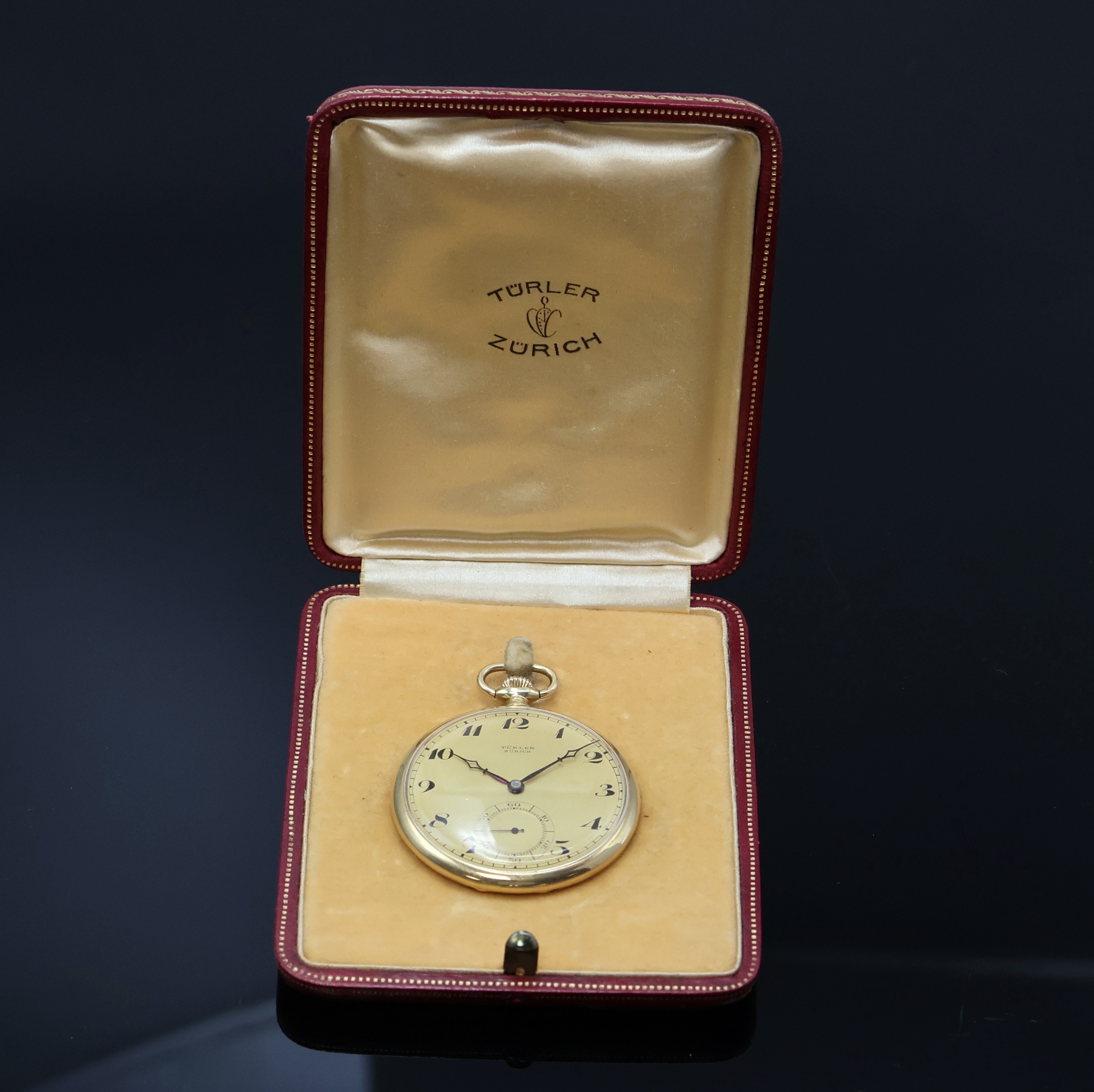 Detail d: TÜRLER ZÜRICH offene Taschenuhr in GG 750/000, Schweiz um 1927, glattes Geh. l. dell., Rückdeckel innen m. Widmung, champagnerfarb. Zifferbl. m. ...