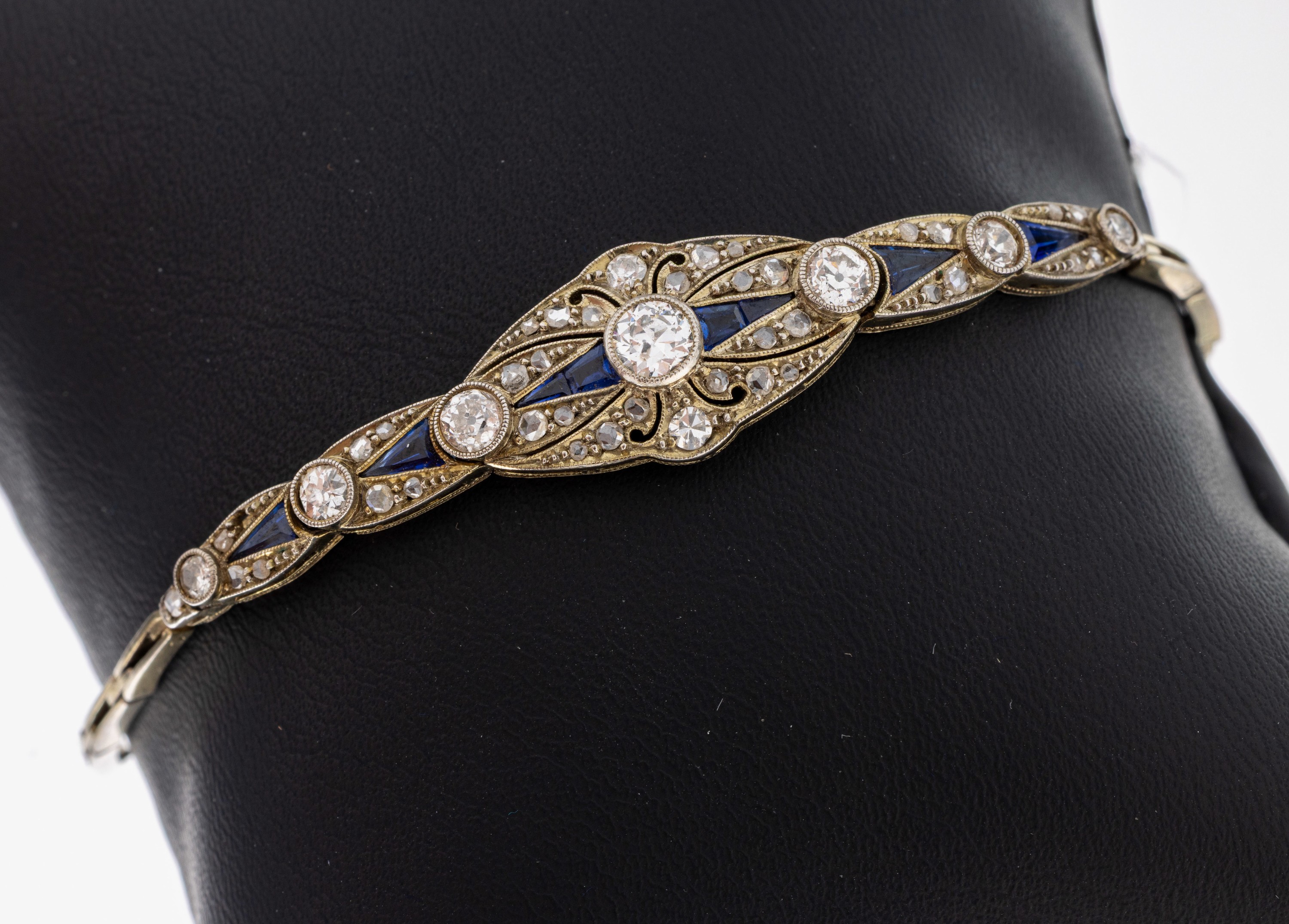 Image 27049599 - 14 kt Gold Art Deco Diamant-Saphir-Armband, um1920-25, GG 585/000 gepr., Mittelteil ...