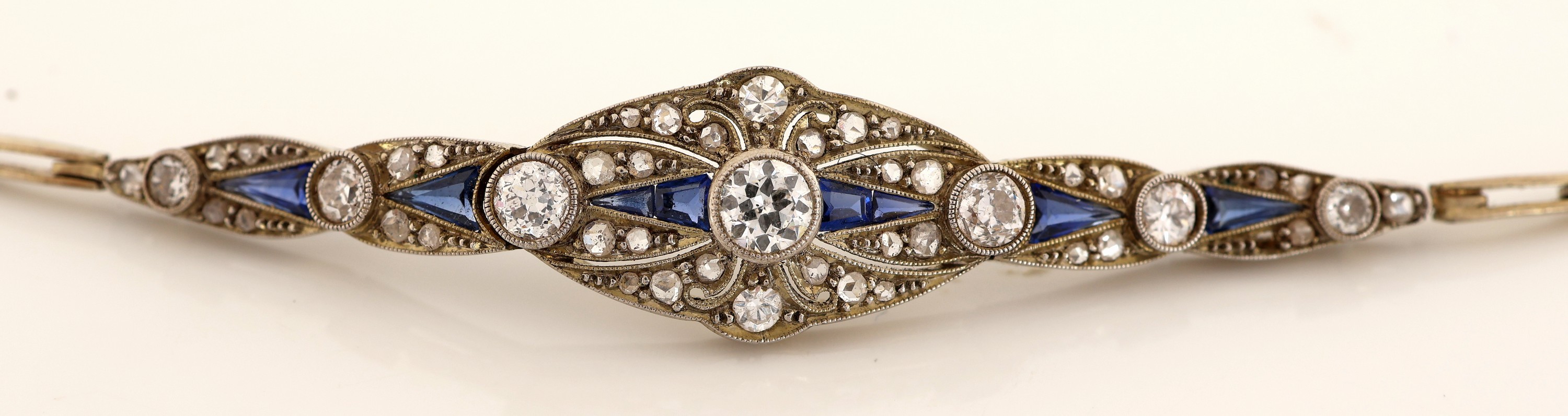 Detail a: 14 kt Gold Art Deco Diamant-Saphir-Armband, um1920-25, GG 585/000 gepr., Mittelteil schauseitig platiniert, durchbrochen gearbeitet, 7 ...