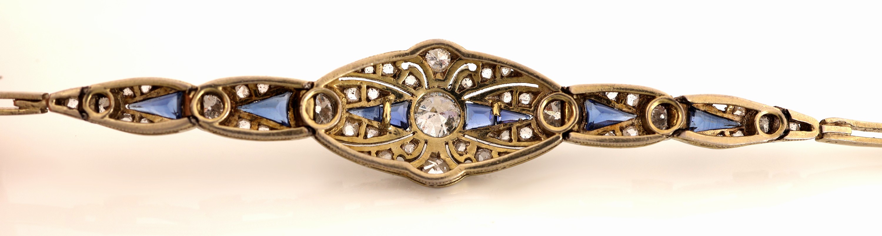 Detail b: 14 kt Gold Art Deco Diamant-Saphir-Armband, um1920-25, GG 585/000 gepr., Mittelteil schauseitig platiniert, durchbrochen gearbeitet, 7 ...