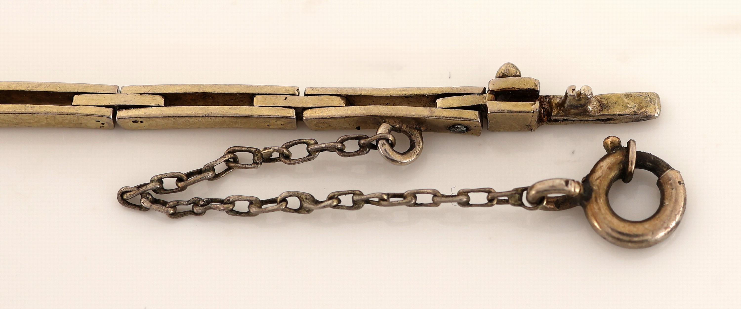 Detail d: 14 kt Gold Art Deco Diamant-Saphir-Armband, um1920-25, GG 585/000 gepr., Mittelteil schauseitig platiniert, durchbrochen gearbeitet, 7 ...