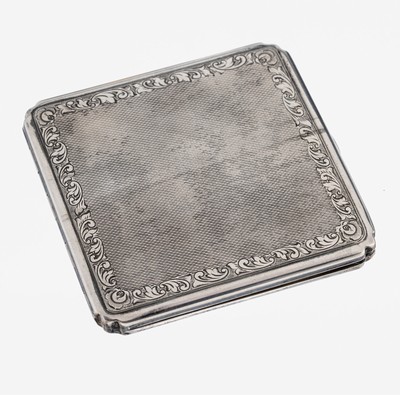 Puderdose, um 1900-1910,  835er Silber, quadratische Grundform, Oberfläche grav., Randmit Rocaillen, Voluten und Blüten, innen Spiegel, wohl orig., ...