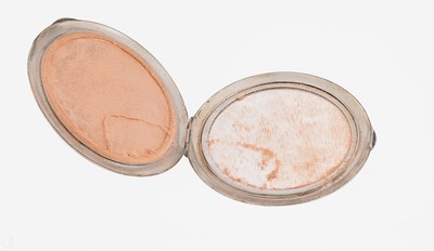 27049581a - Puderdose, Schweden, 1920-30, 835er Silber,rund, fein guillochierte Oberfläche, ...