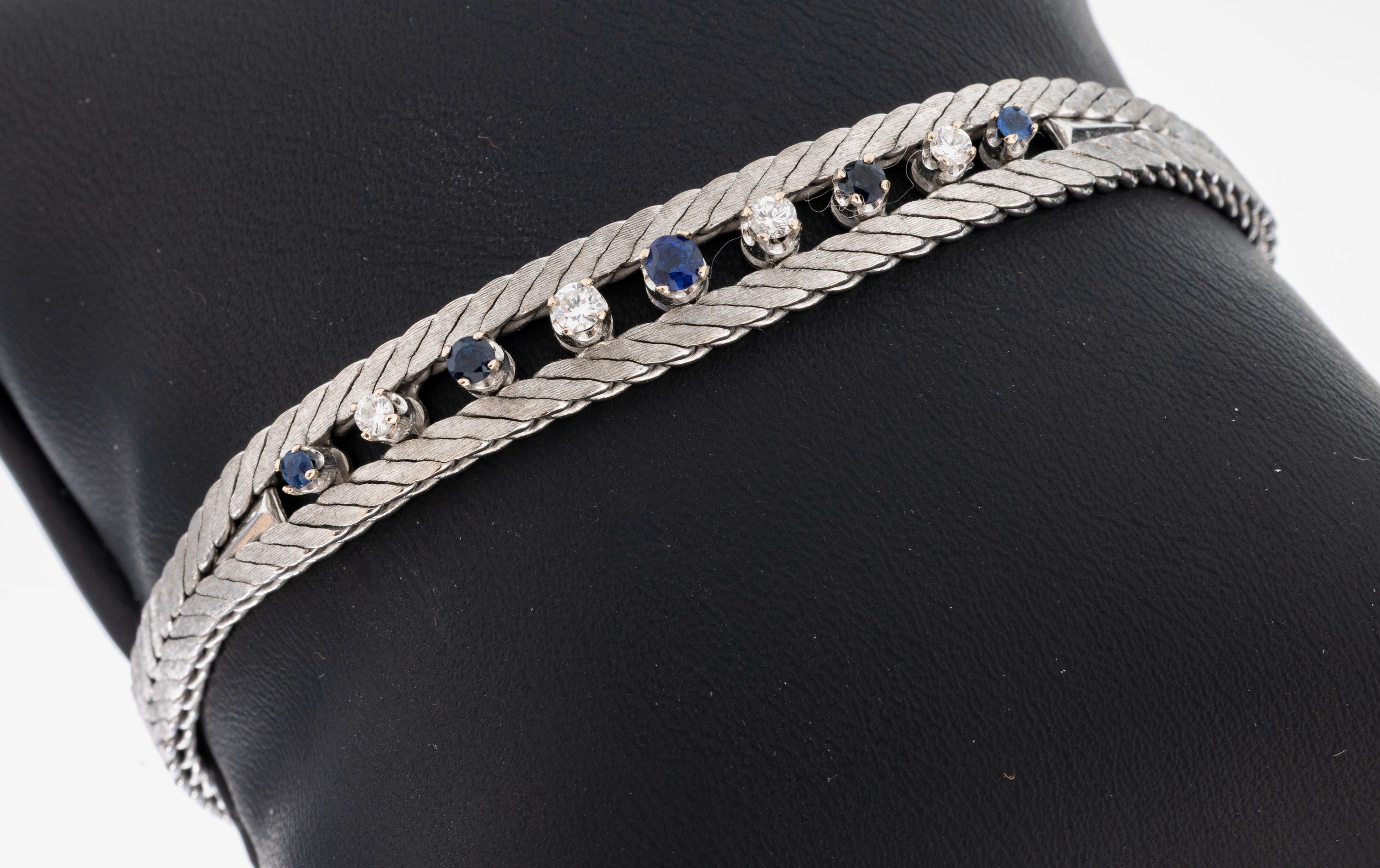 Image 27049604 - 14 kt gold brilliant-sapphire-bracelet, 1970s , WG 585/000, 4 brilliants total approx. ...