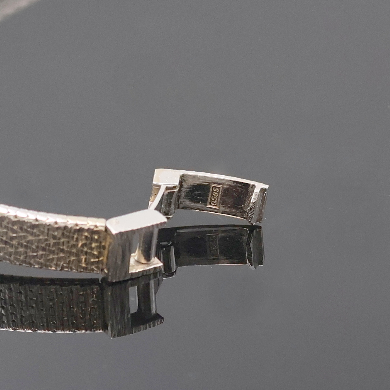 Detail b: EUFA Damenarmbanduhr in WG 585/000 mit Diamanten, Schweiz um 1965, Handaufzug, Goldband, Boden aufgedr., Lünette aufw. m. Diamanten bes., silb. ...