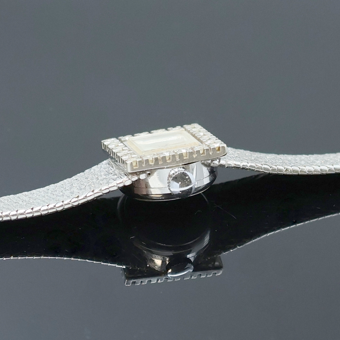 Detail c: EUFA Damenarmbanduhr in WG 585/000 mit Diamanten, Schweiz um 1965, Handaufzug, Goldband, Boden aufgedr., Lünette aufw. m. Diamanten bes., silb. ...