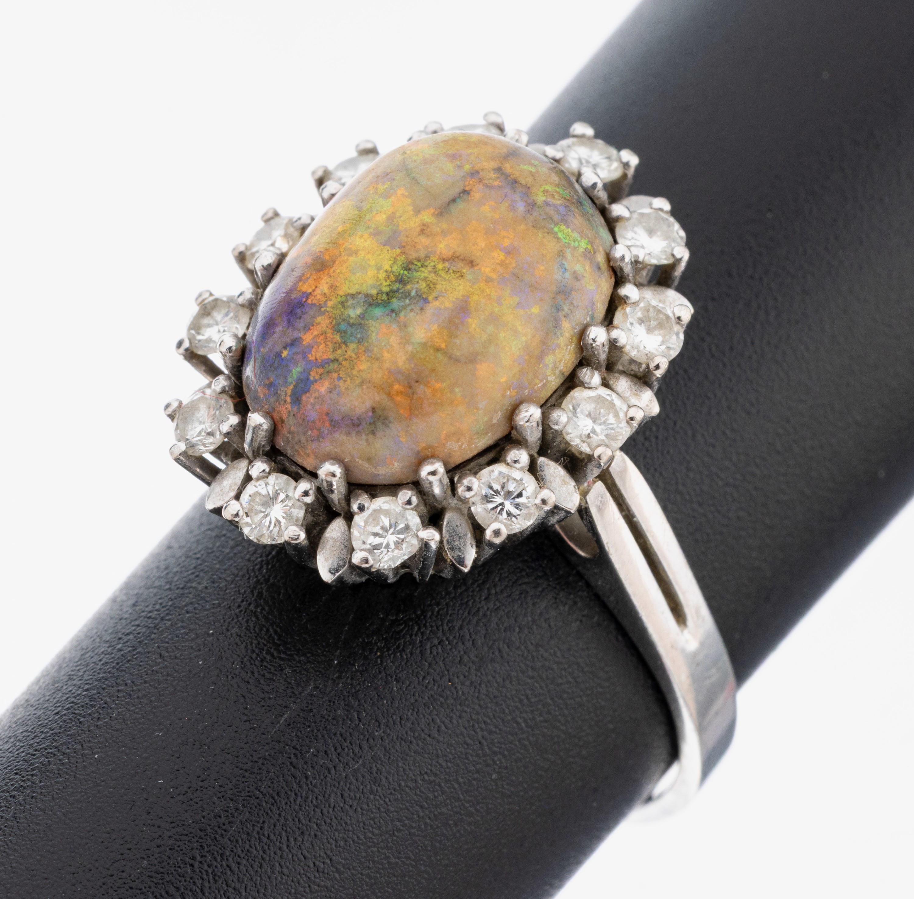 Image 27049868 - 18 kt Gold Opal-Brillant-Ring, 1970er Jahre, WG 750/000, mittig ovaler Opalcabochon ca. ...