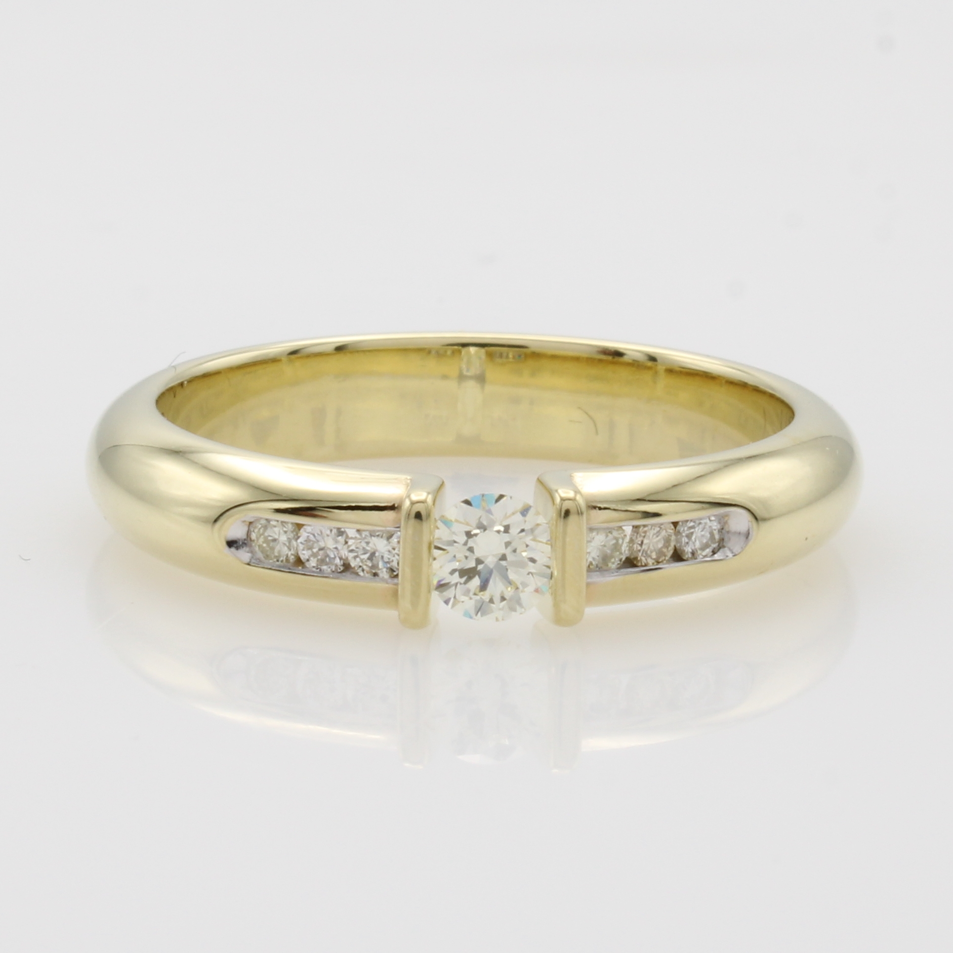 Image 27049878 - Ring mit Brillanten, GG 585/000, Solitär u. 6 Besatzbrill. (in Ringschultern) zus. ca. ...