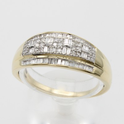 27049872a - Ring mit Diamanten, GG 585/000, Diam. im 8/8- u. Trapezschliff zus. ca. 0.50 ct Weiß/p, ...