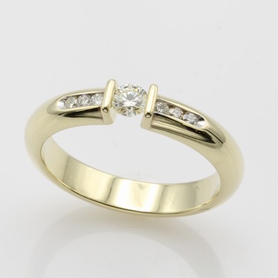 27049878a - Ring mit Brillanten, GG 585/000, Solitär u. 6 Besatzbrill. (in Ringschultern) zus. ca. ...