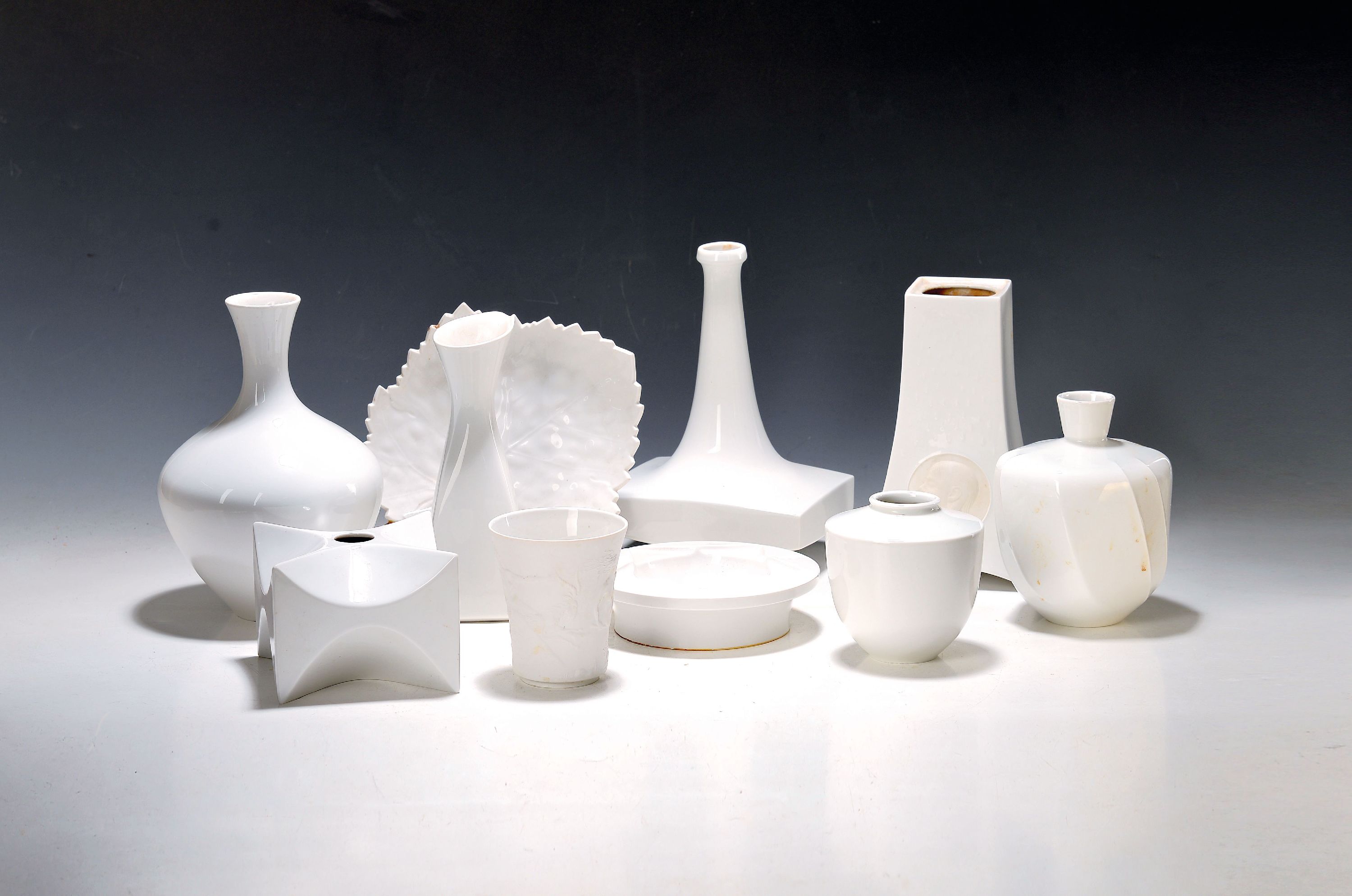 Image 27049976 - 8 Vasen und 2 Schalen, KPM Berlin, 1960er Jahre, weiß, H. zwischen 8.5 und 19cm, ...