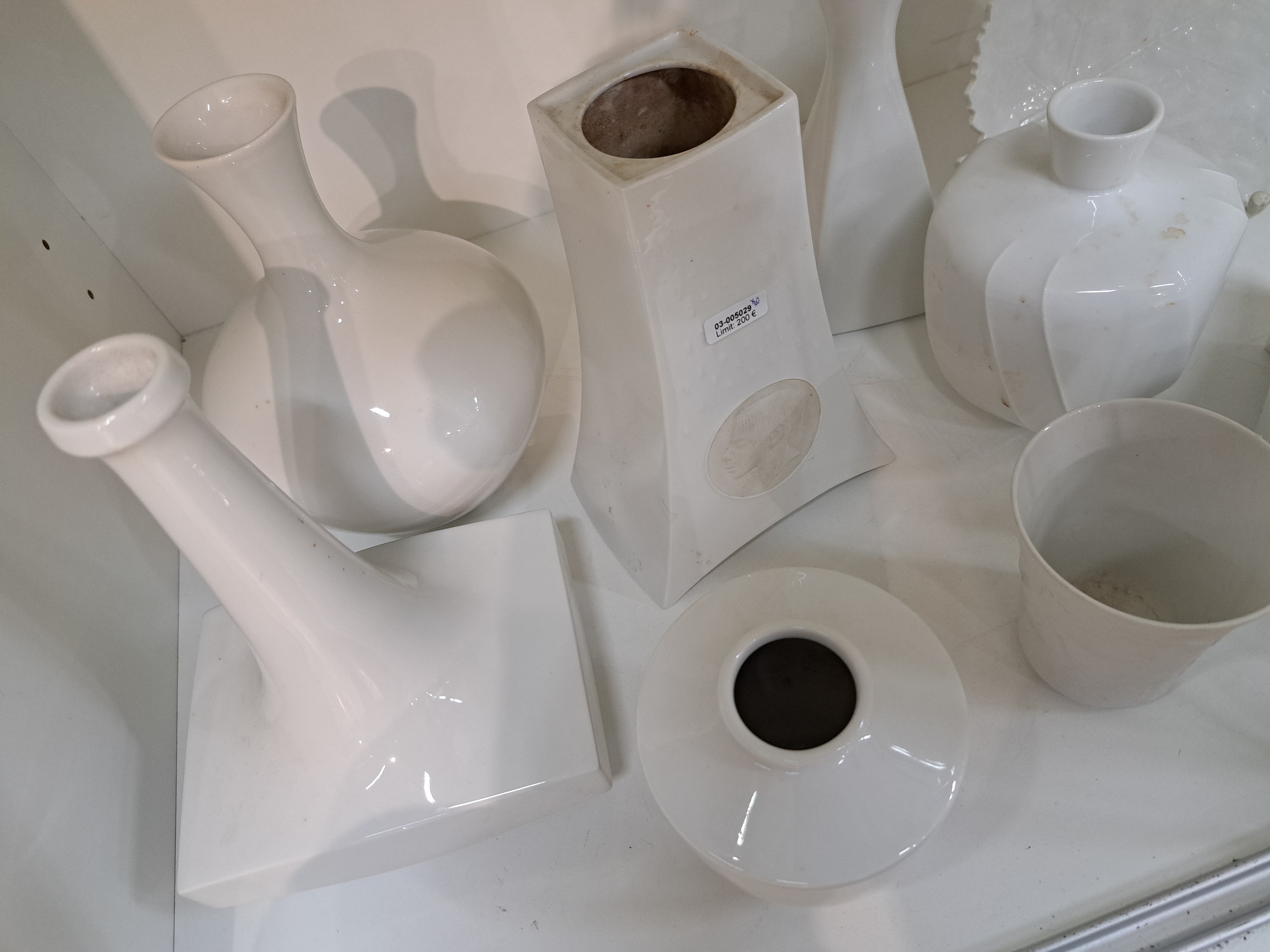Detail a: 8 Vasen und 2 Schalen, KPM Berlin, 1960er Jahre, weiß, H. zwischen 8.5 und 19cm, Schalen D. ca. 14-18cm
