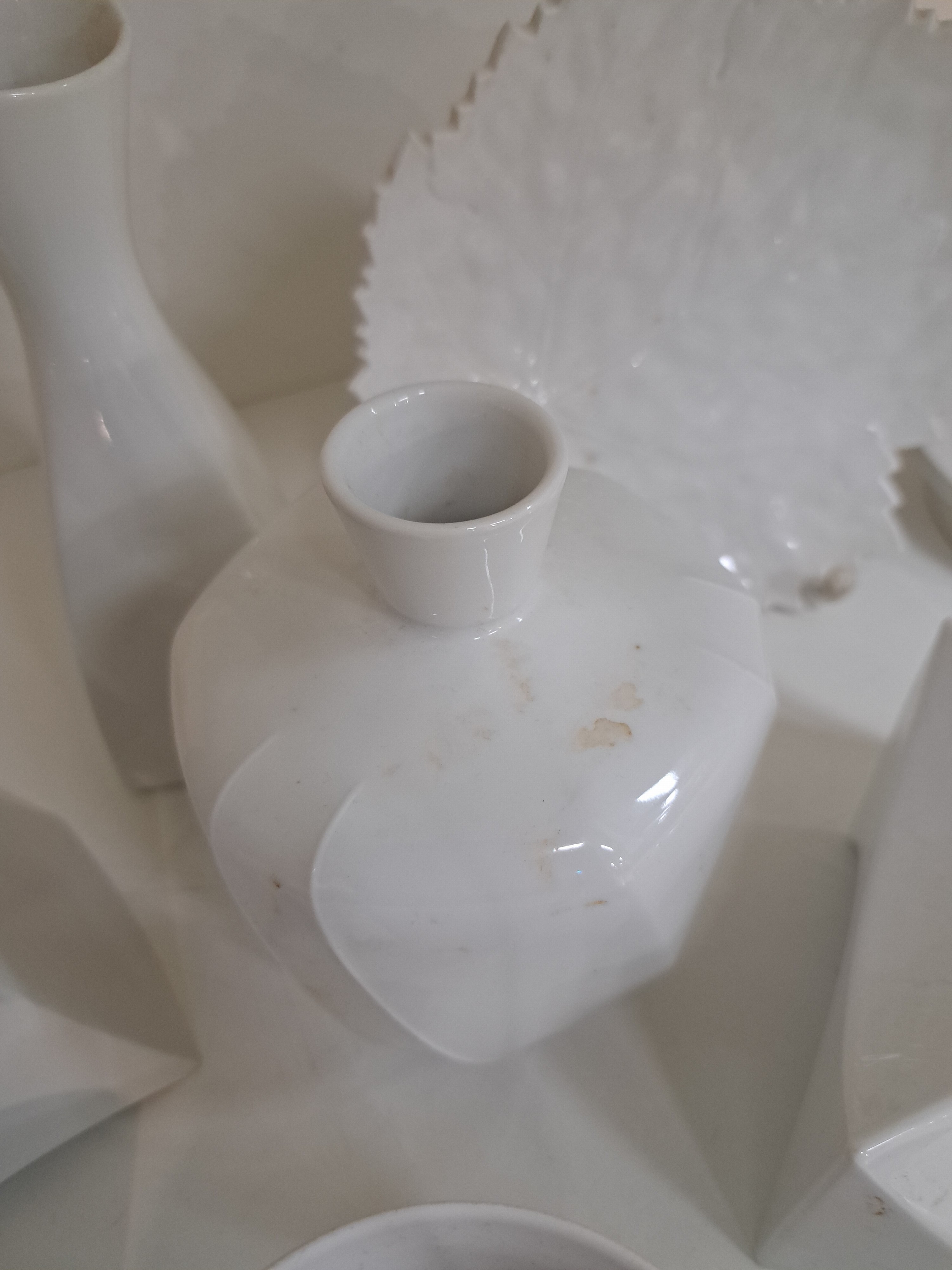 Detail c: 8 Vasen und 2 Schalen, KPM Berlin, 1960er Jahre, weiß, H. zwischen 8.5 und 19cm, Schalen D. ca. 14-18cm