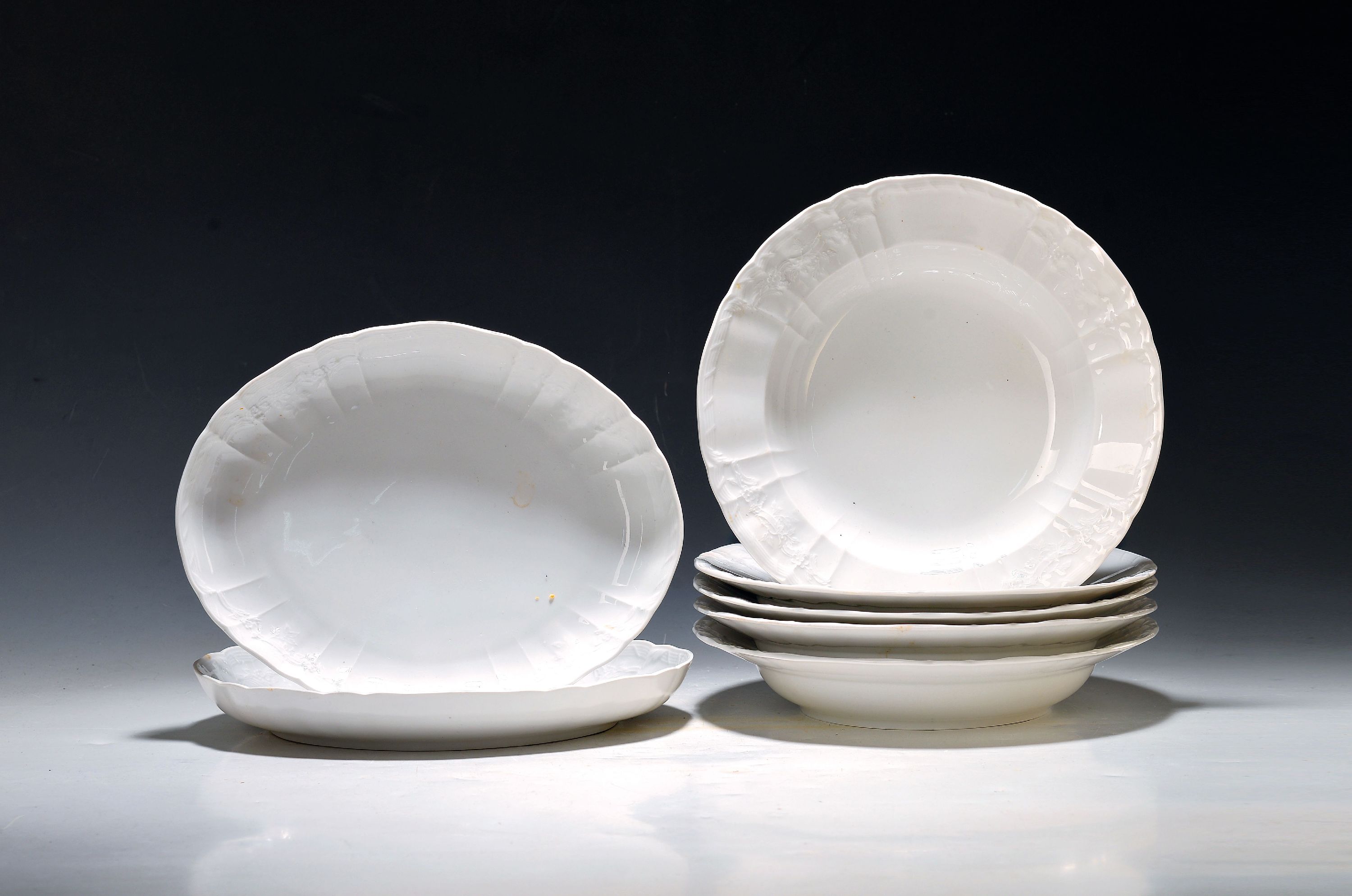 Image 27049978 - 5 tiefe Teller und zwei ovale Schalen, KPM Berlin, 1960er Jahre, weiß, Rocaillenrelief, ...