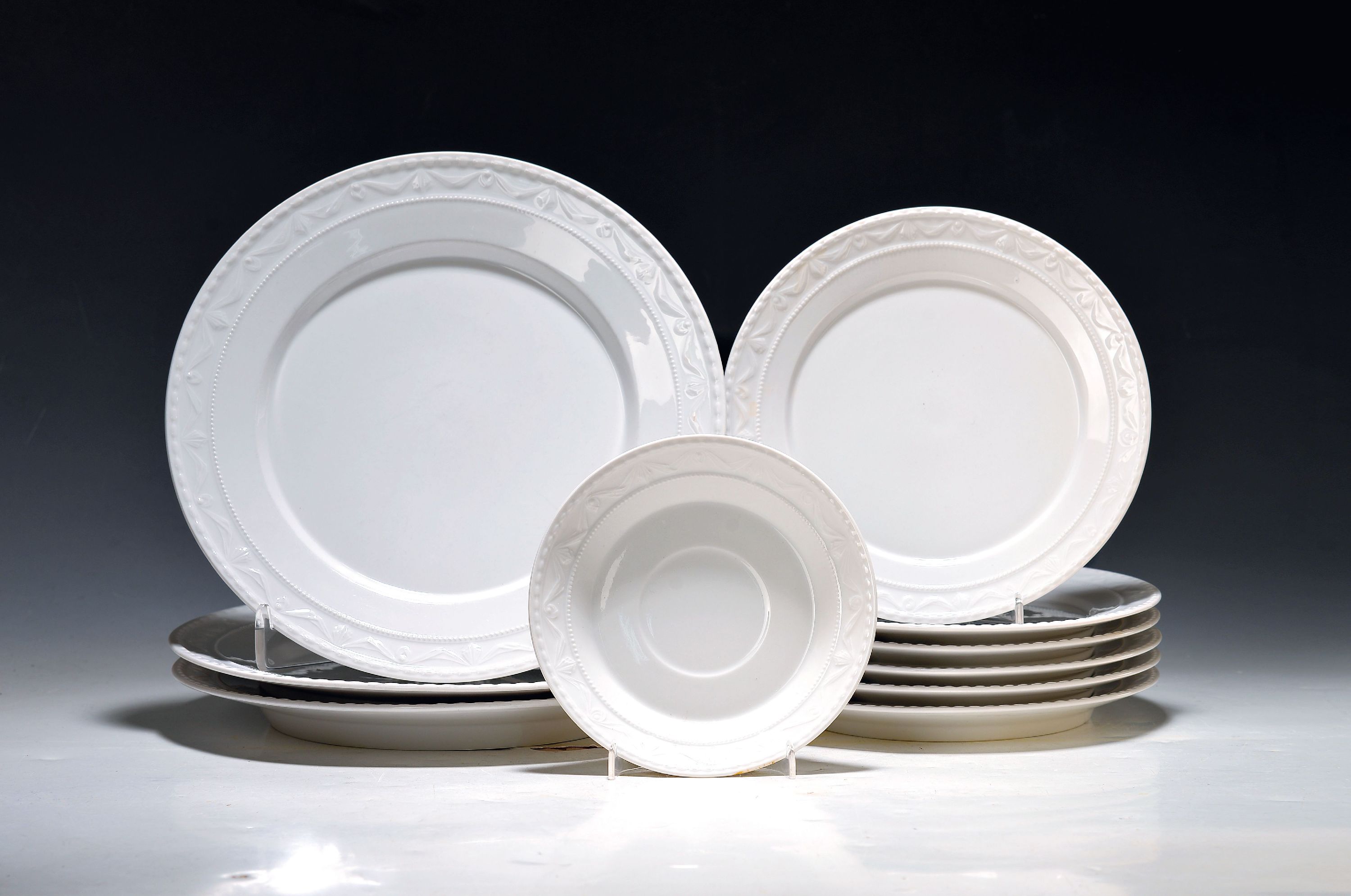 Image 27049979 - 10 Teller, KPM Berlin, 1960er Jahre, Modell Kurland, weiß, 3 flache Teller D. 25cm, 6 ...