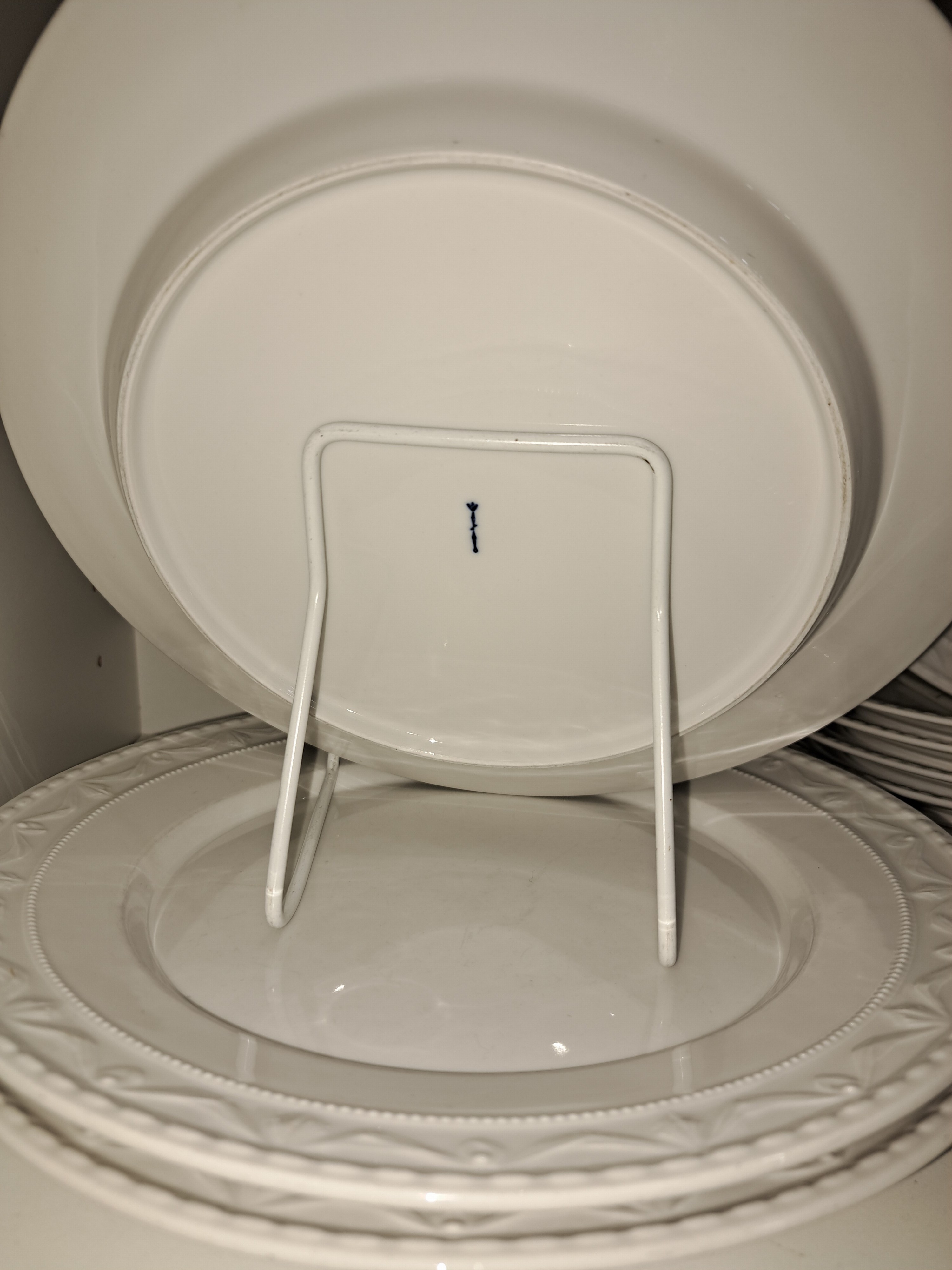 Detail b: 10 Teller, KPM Berlin, 1960er Jahre, Modell Kurland, weiß, 3 flache Teller D. 25cm, 6 Dessertteller D. ca. 19.5cm, ein Unterteller ca. 15cm