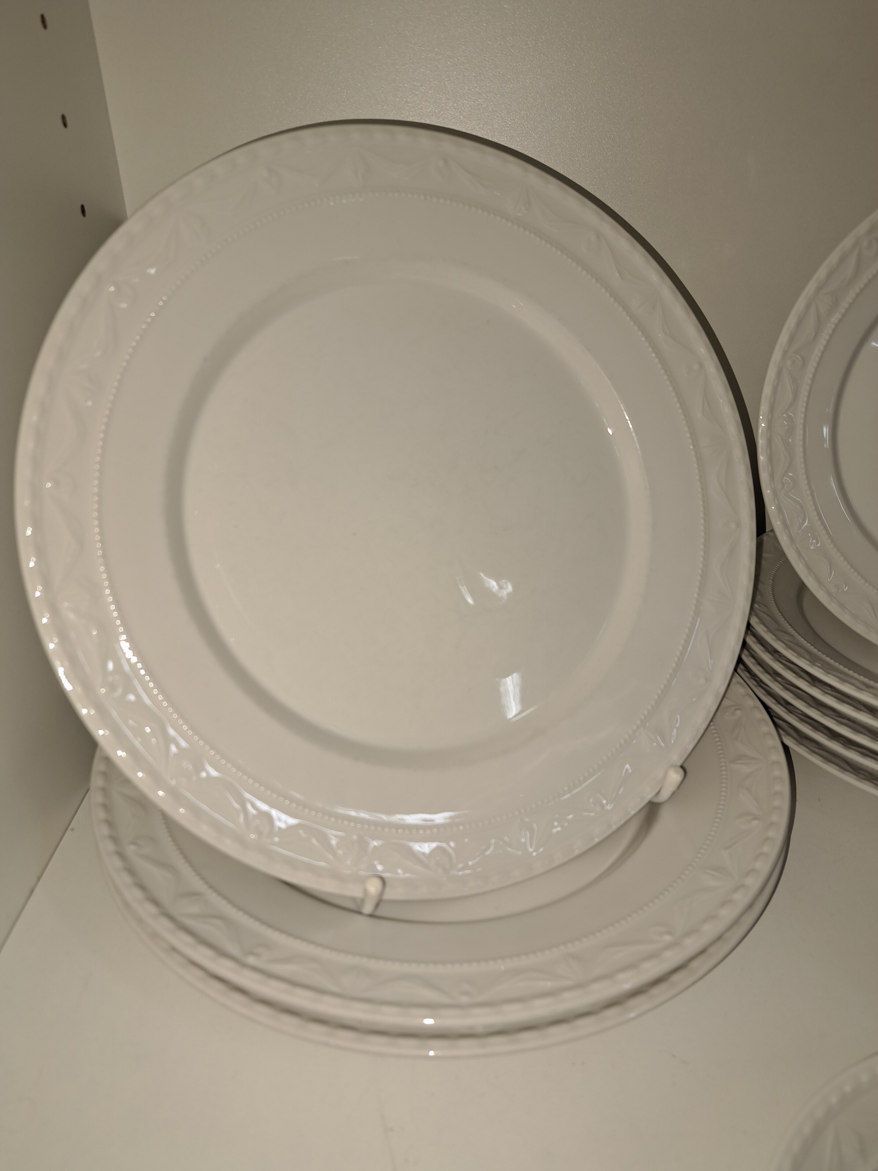 Detail c: 10 Teller, KPM Berlin, 1960er Jahre, Modell Kurland, weiß, 3 flache Teller D. 25cm, 6 Dessertteller D. ca. 19.5cm, ein Unterteller ca. 15cm