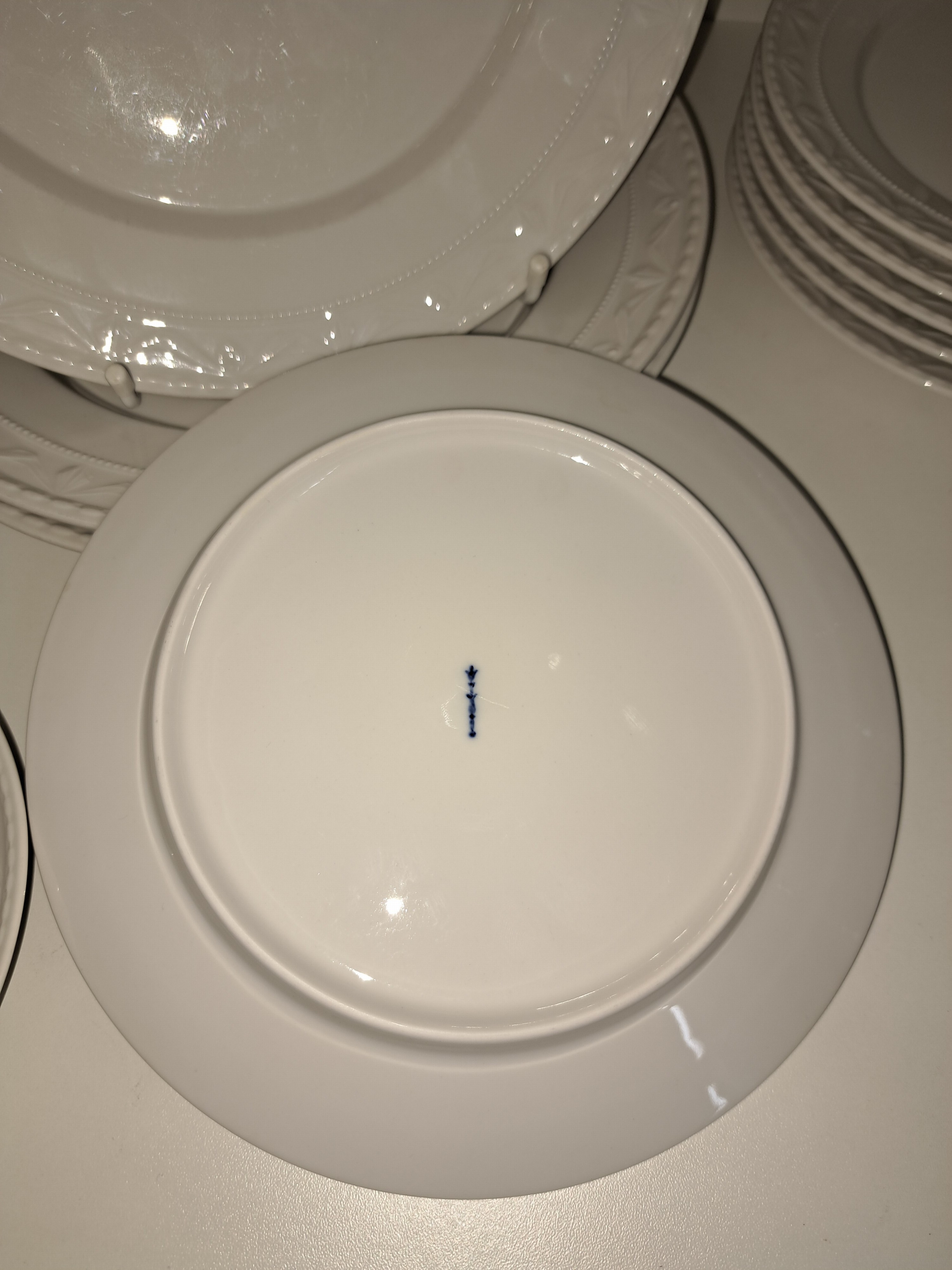 Detail d: 10 Teller, KPM Berlin, 1960er Jahre, Modell Kurland, weiß, 3 flache Teller D. 25cm, 6 Dessertteller D. ca. 19.5cm, ein Unterteller ca. 15cm
