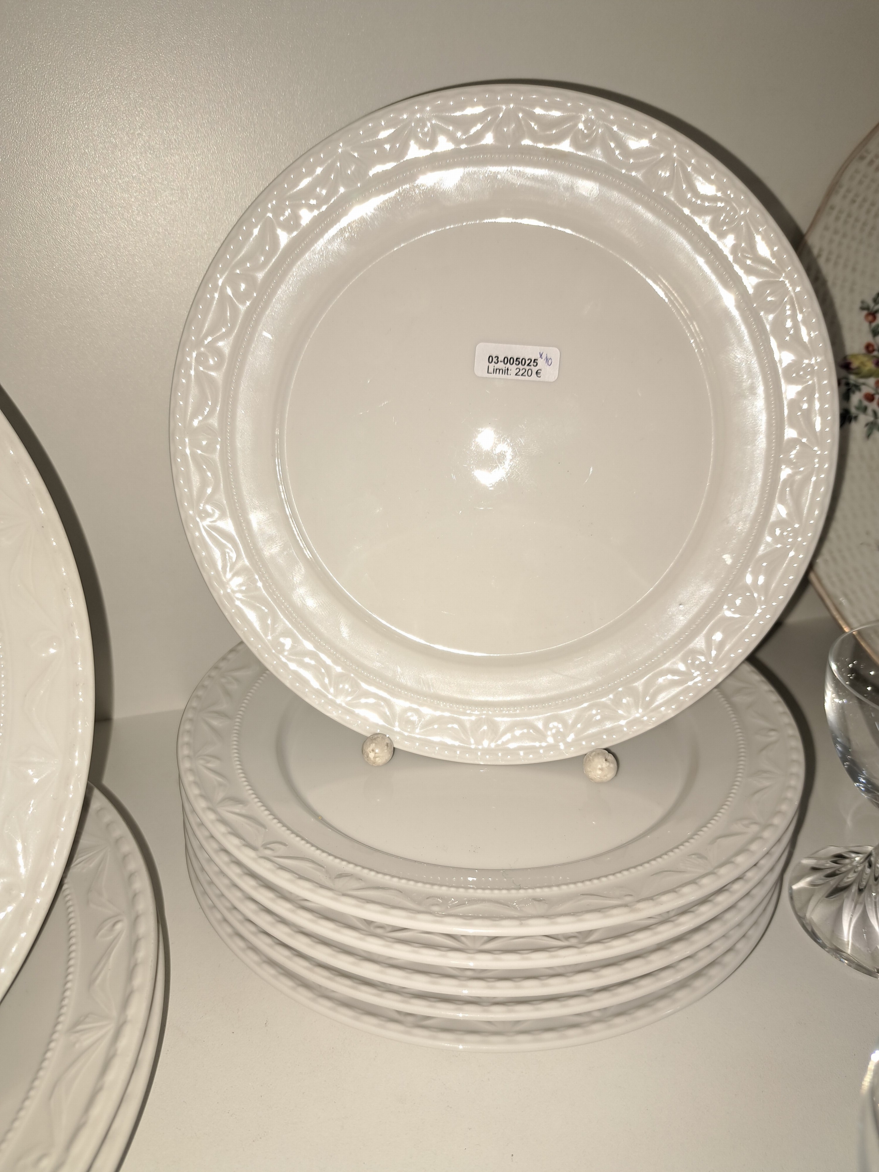 Detail e: 10 Teller, KPM Berlin, 1960er Jahre, Modell Kurland, weiß, 3 flache Teller D. 25cm, 6 Dessertteller D. ca. 19.5cm, ein Unterteller ca. 15cm