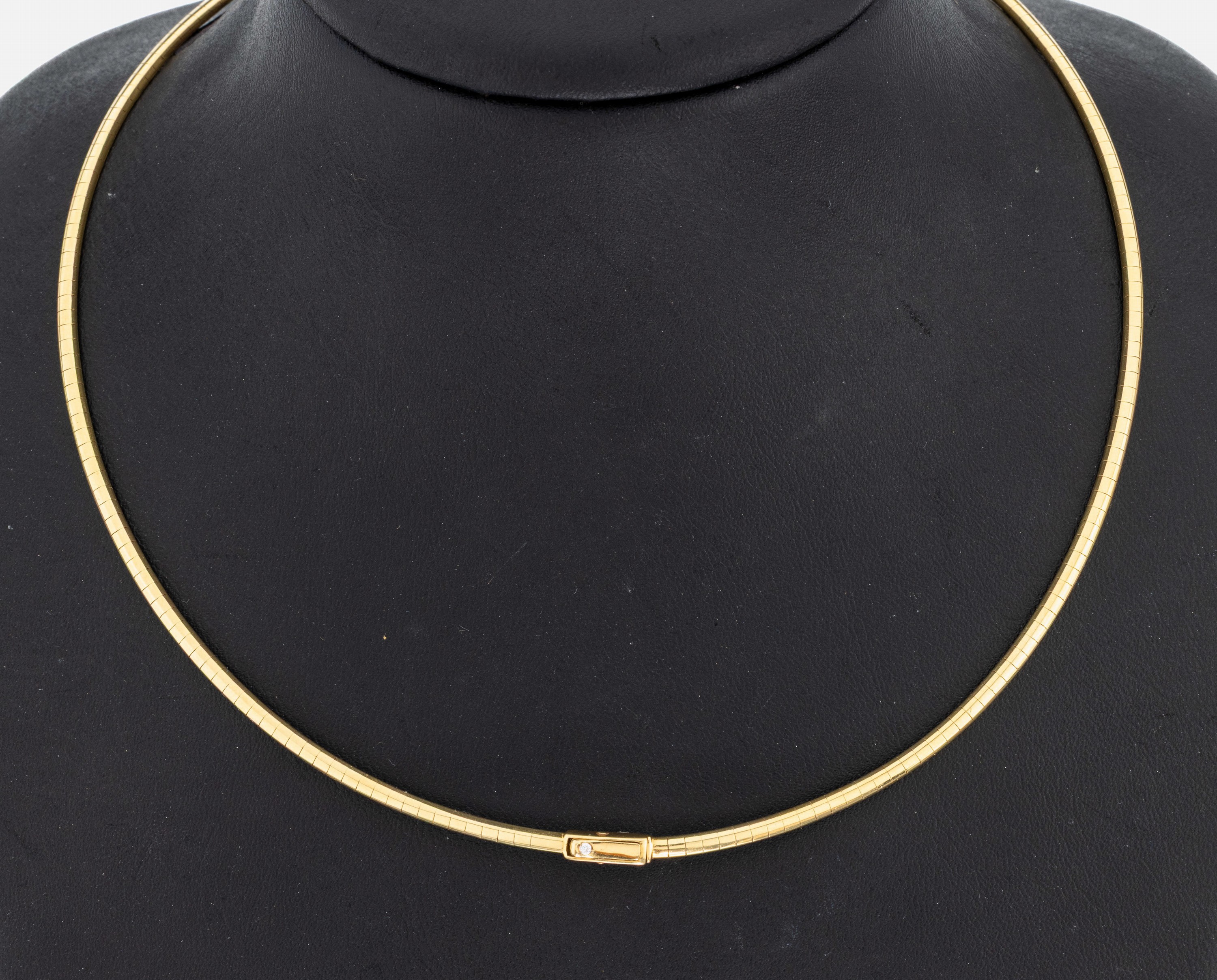 Image 27049981 - 18 kt Gold Brillant-Halsreif, GG 750/000, B. ca. 2.6 mm, D. ca. 12.5 cm, Steckschließe ...